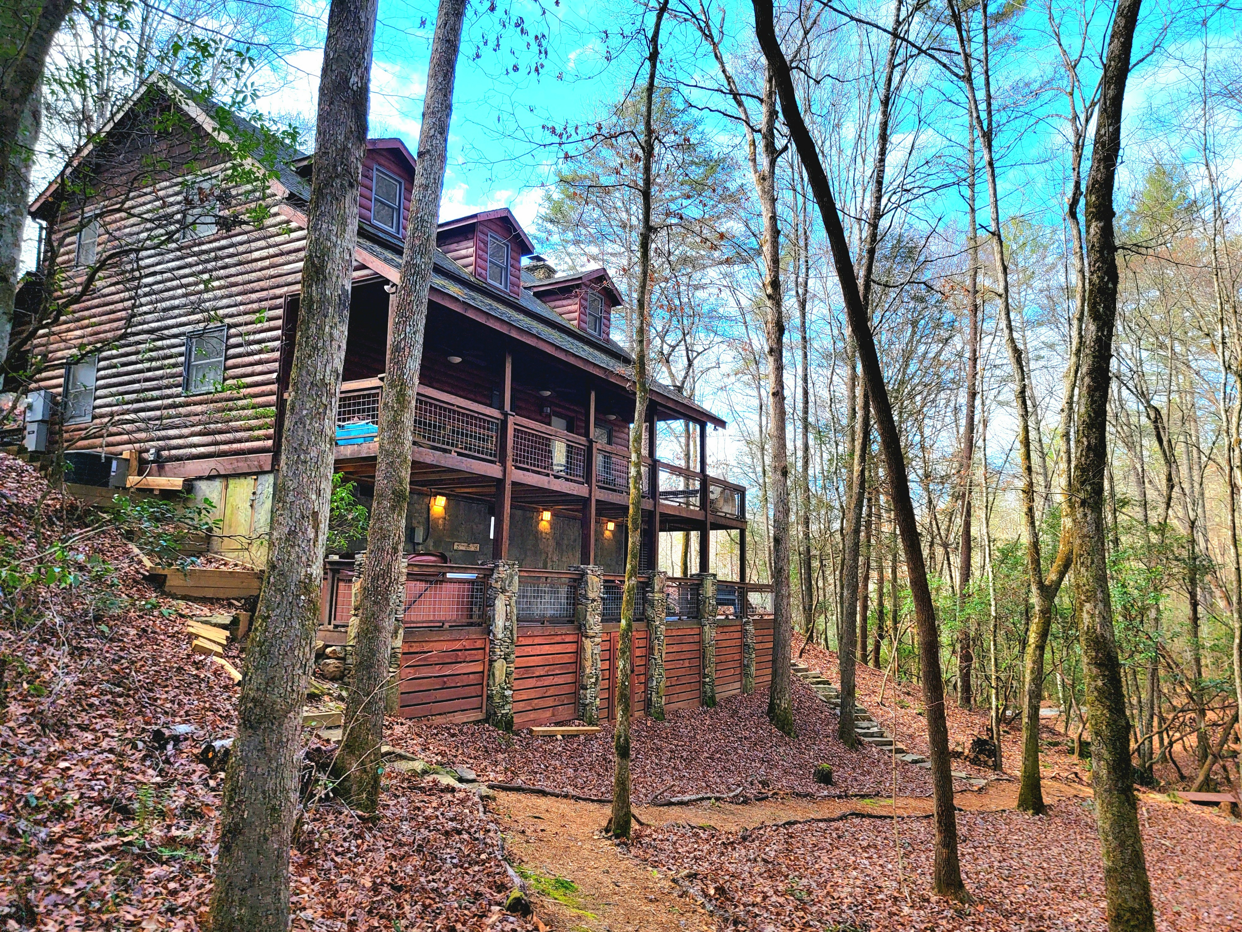 Hot Tub-Secluded-Log Cabin-Waterfalls Nearby