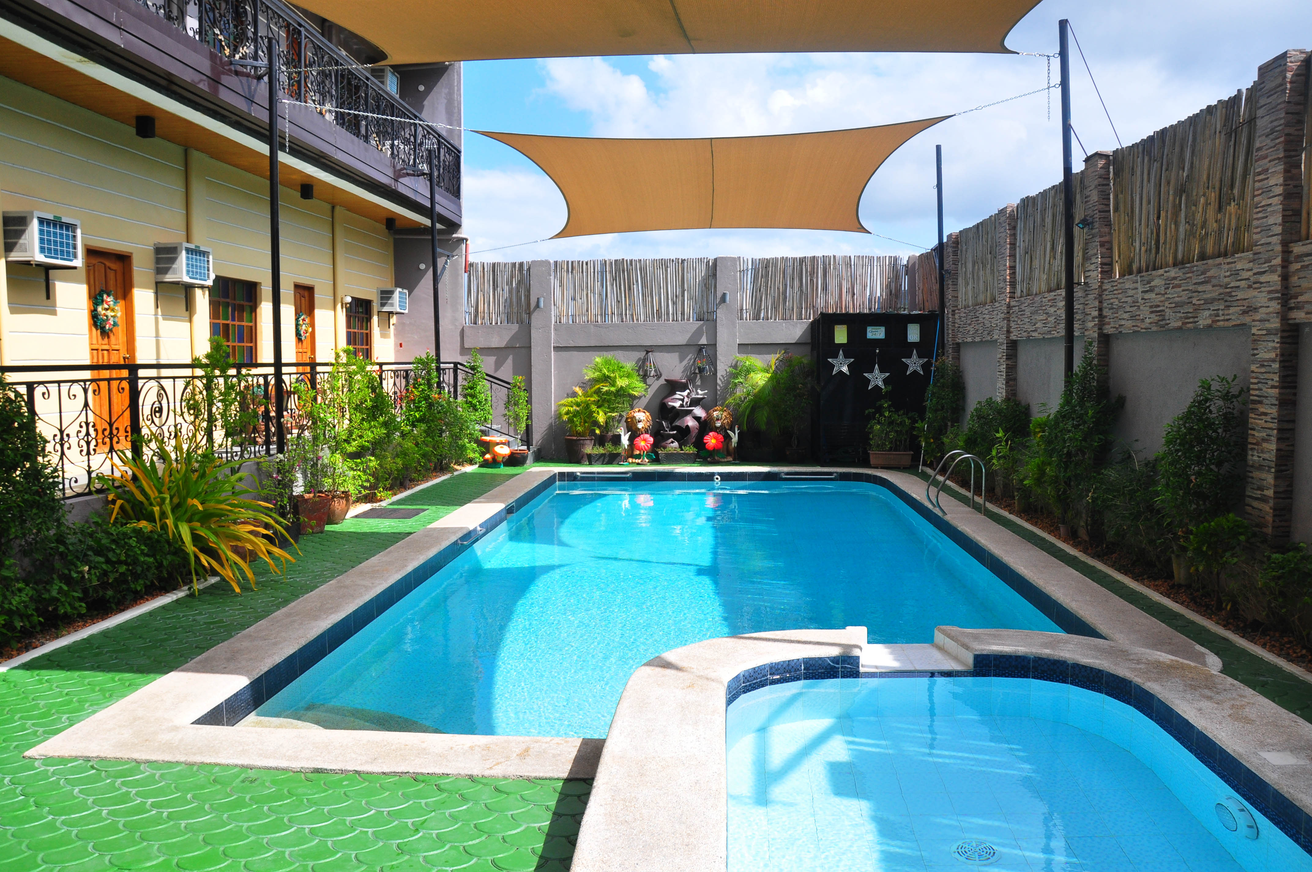 6bedroom Laguna Private Resort up to 30pax Villas for Rent in