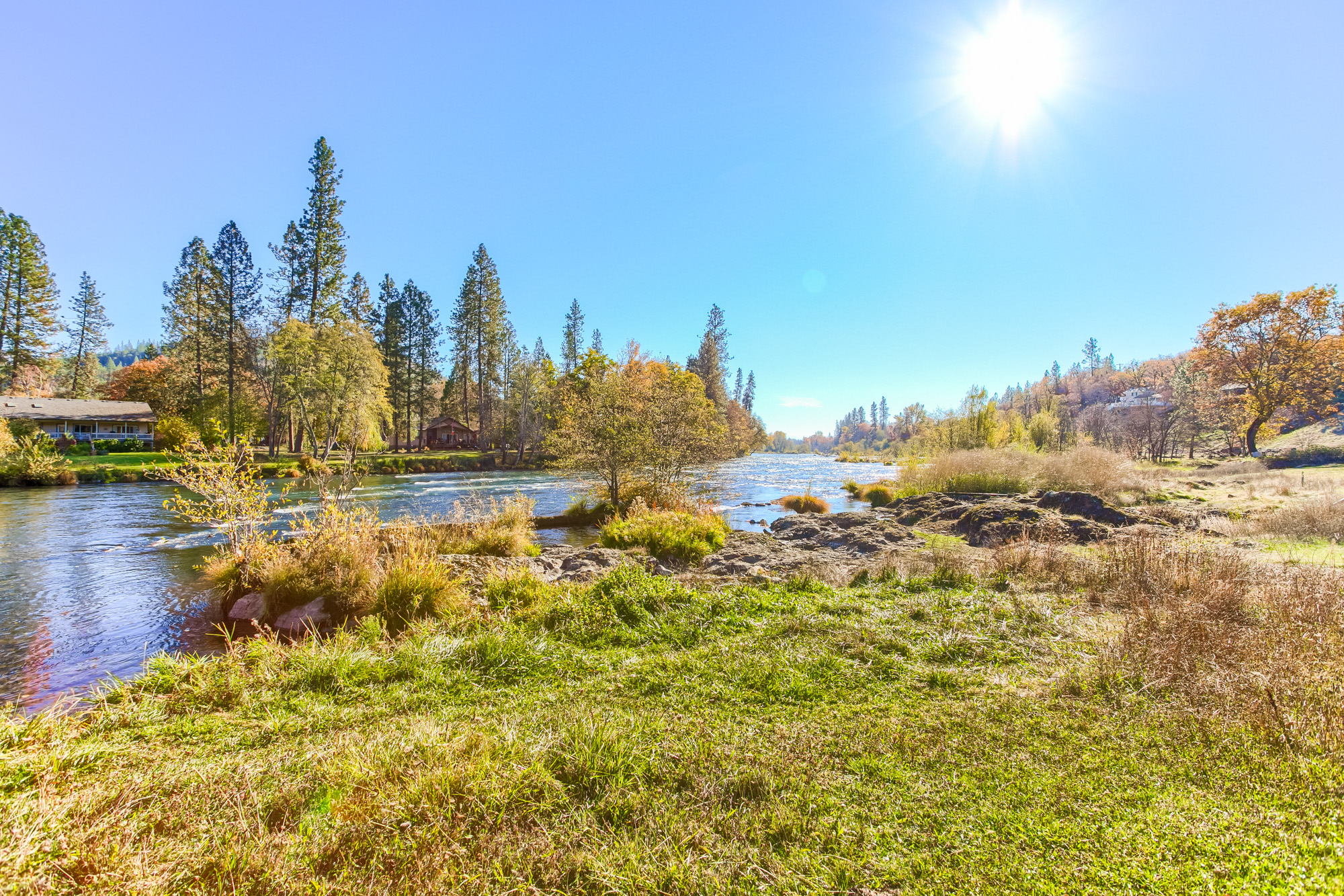 Riverfront Getaway Houses for Rent in Shady Cove, Oregon, United
