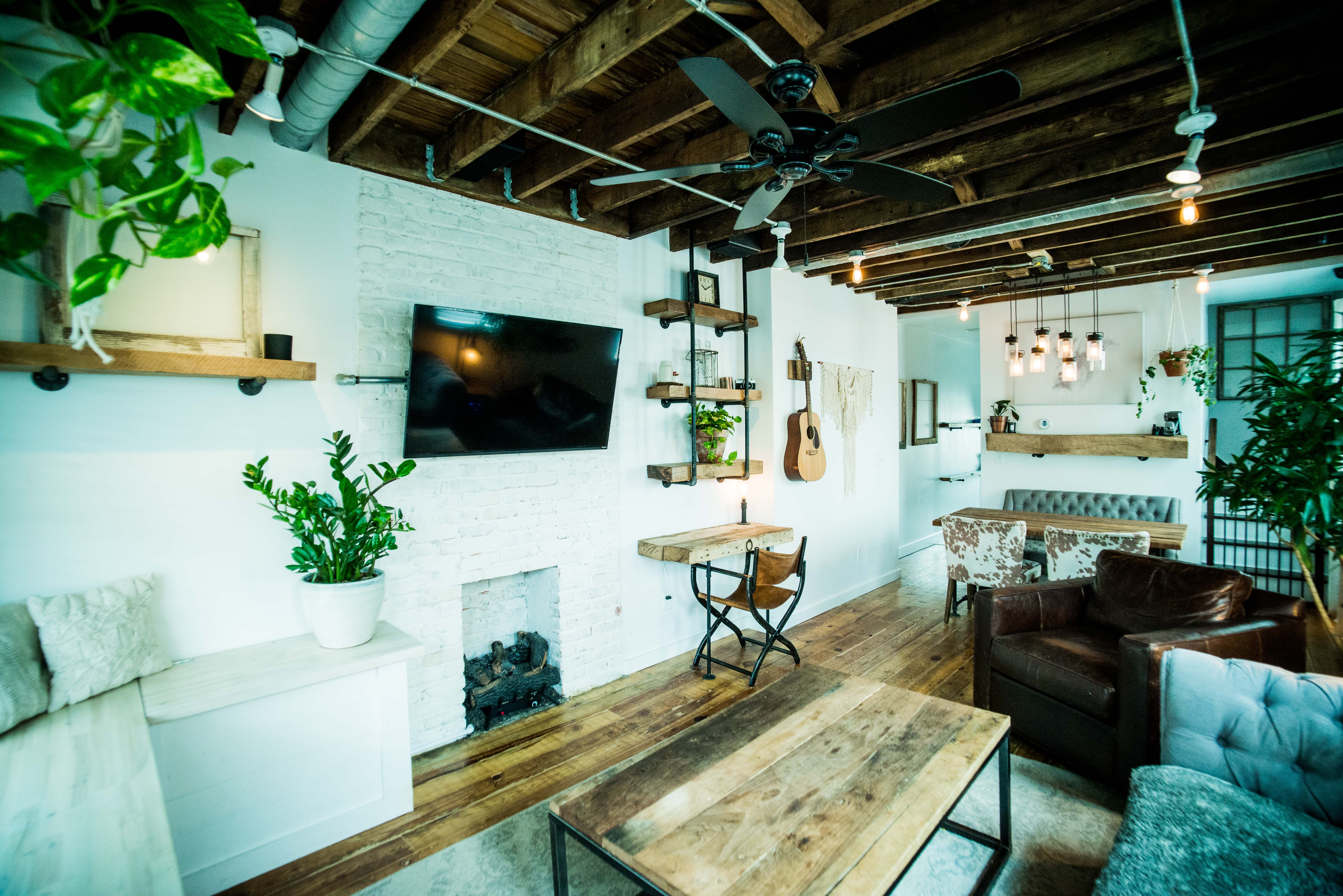 Short North Modern & Rustic Downtown Townhome in Near North/University, Columbus