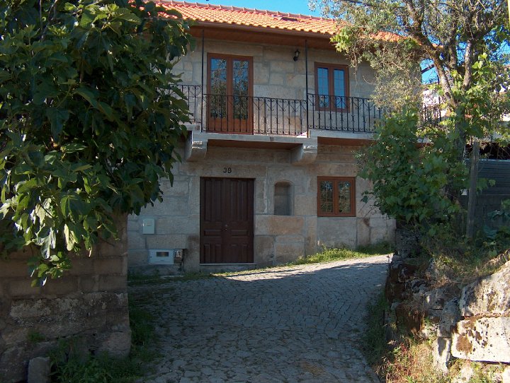 Casa da Fontinha House Countryside Houses for Rent in Viseu / Castro