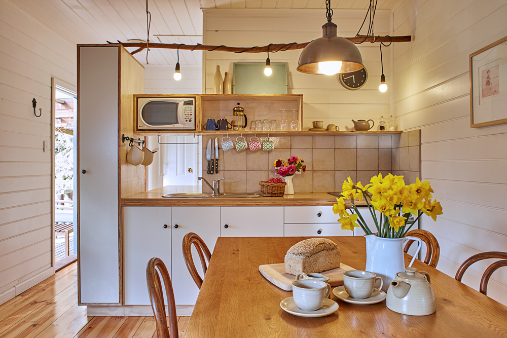 Sweet Cottage in beautiful setting. Cabins for Rent in Woodend