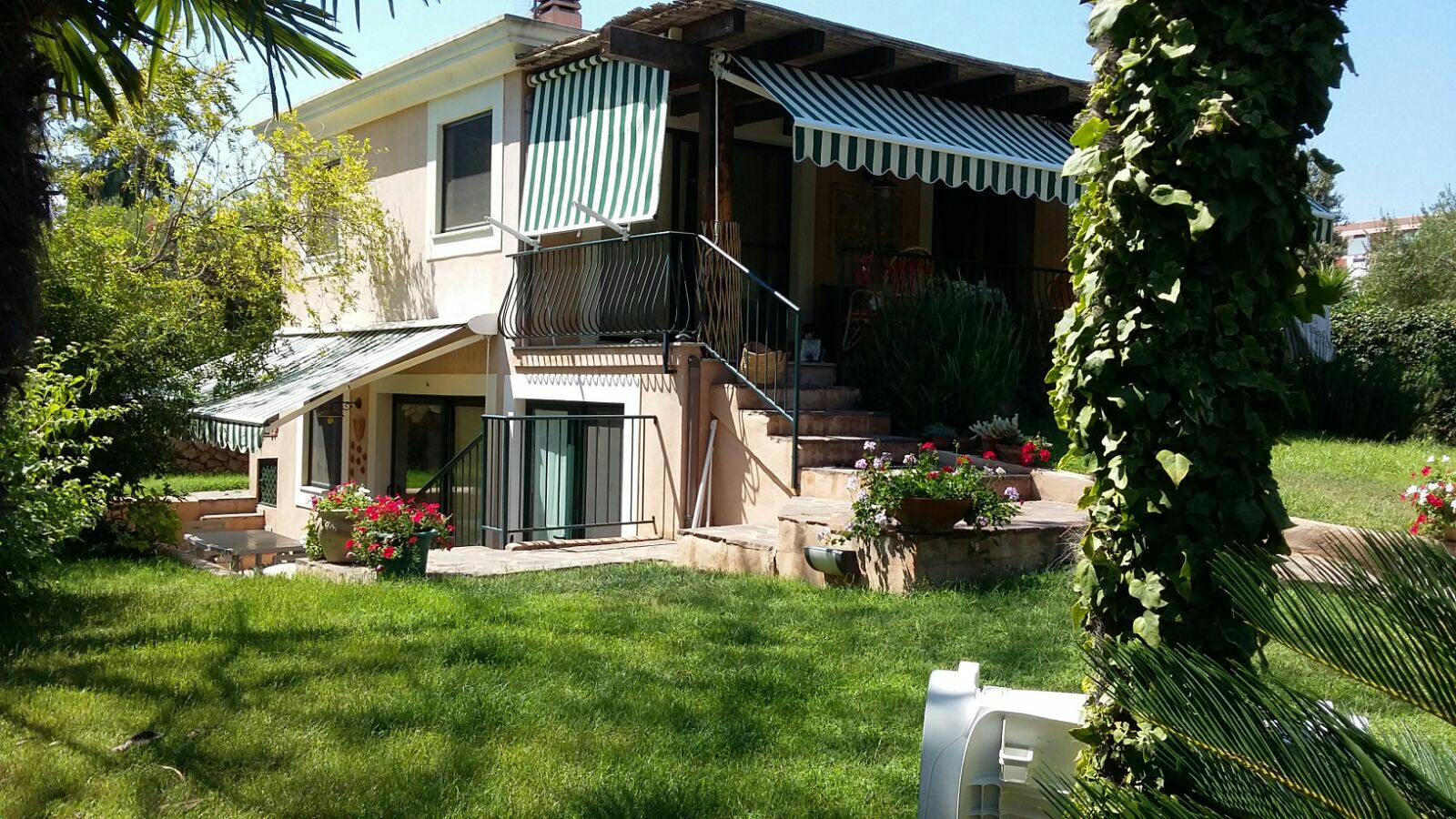 Villa at 20 m from the beach!