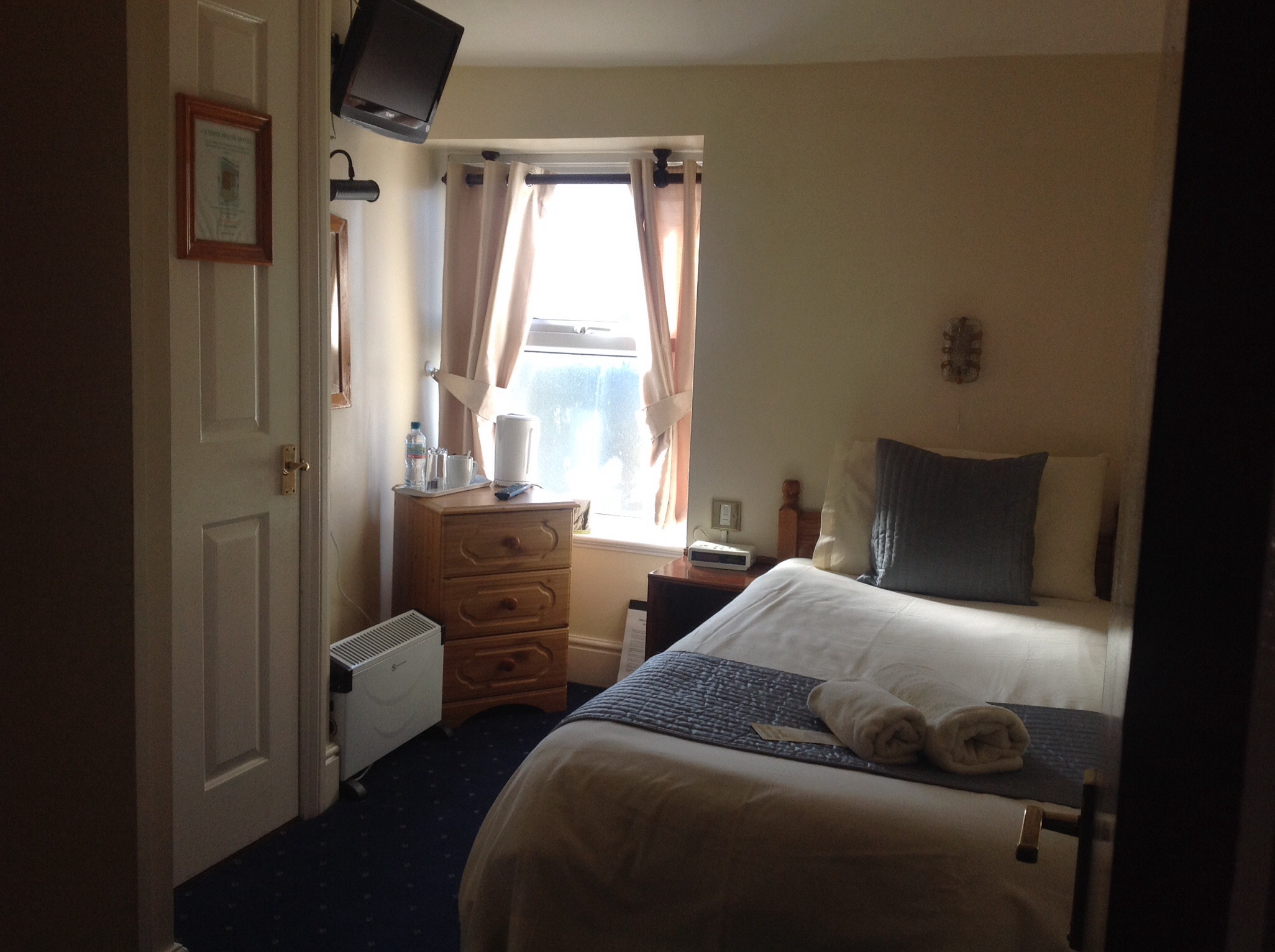 Small Douglas seafront Guest House. Bed and breakfasts for Rent in