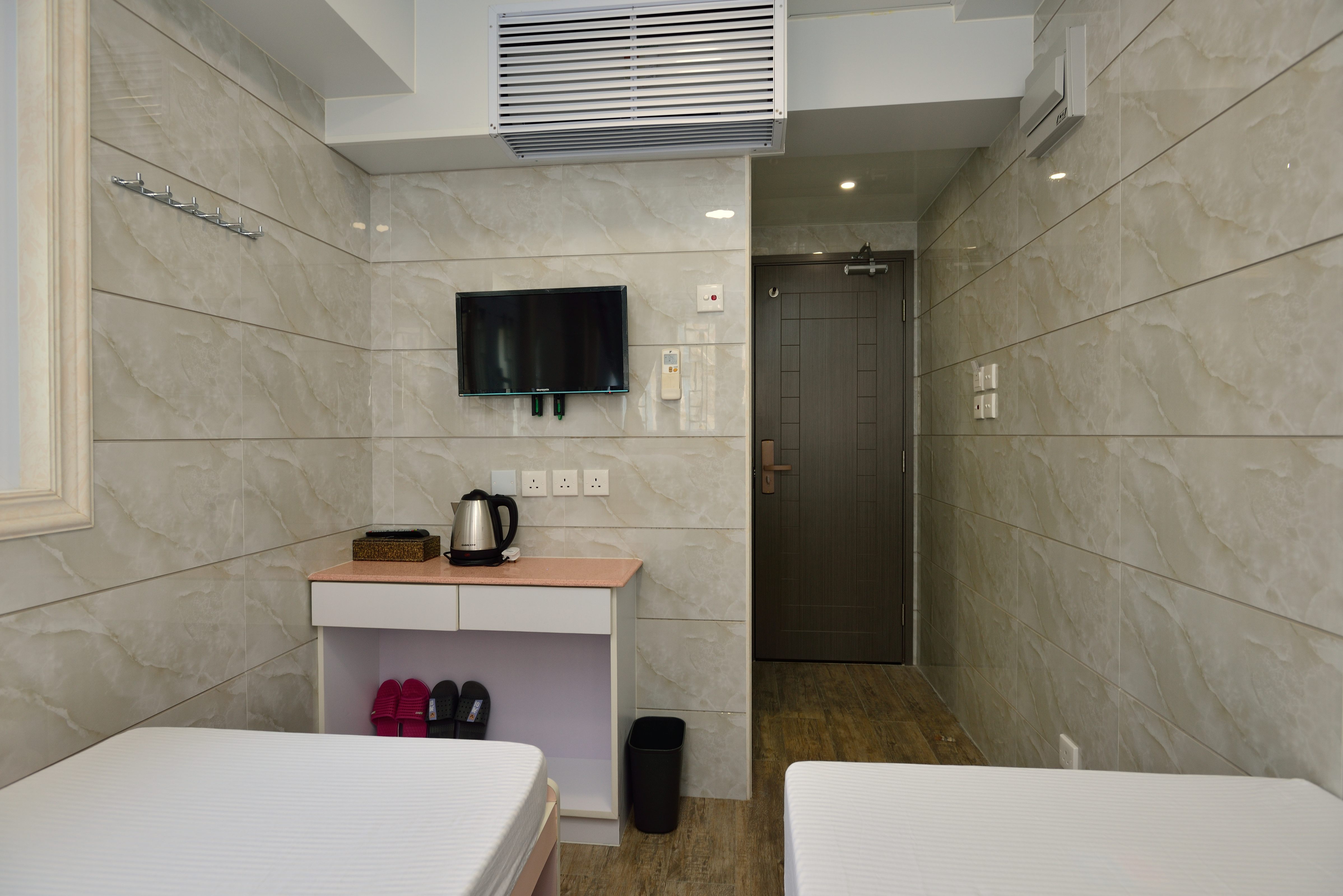 (7) standard double room (Room 7). With street windows, two beds can be combined into a large bed