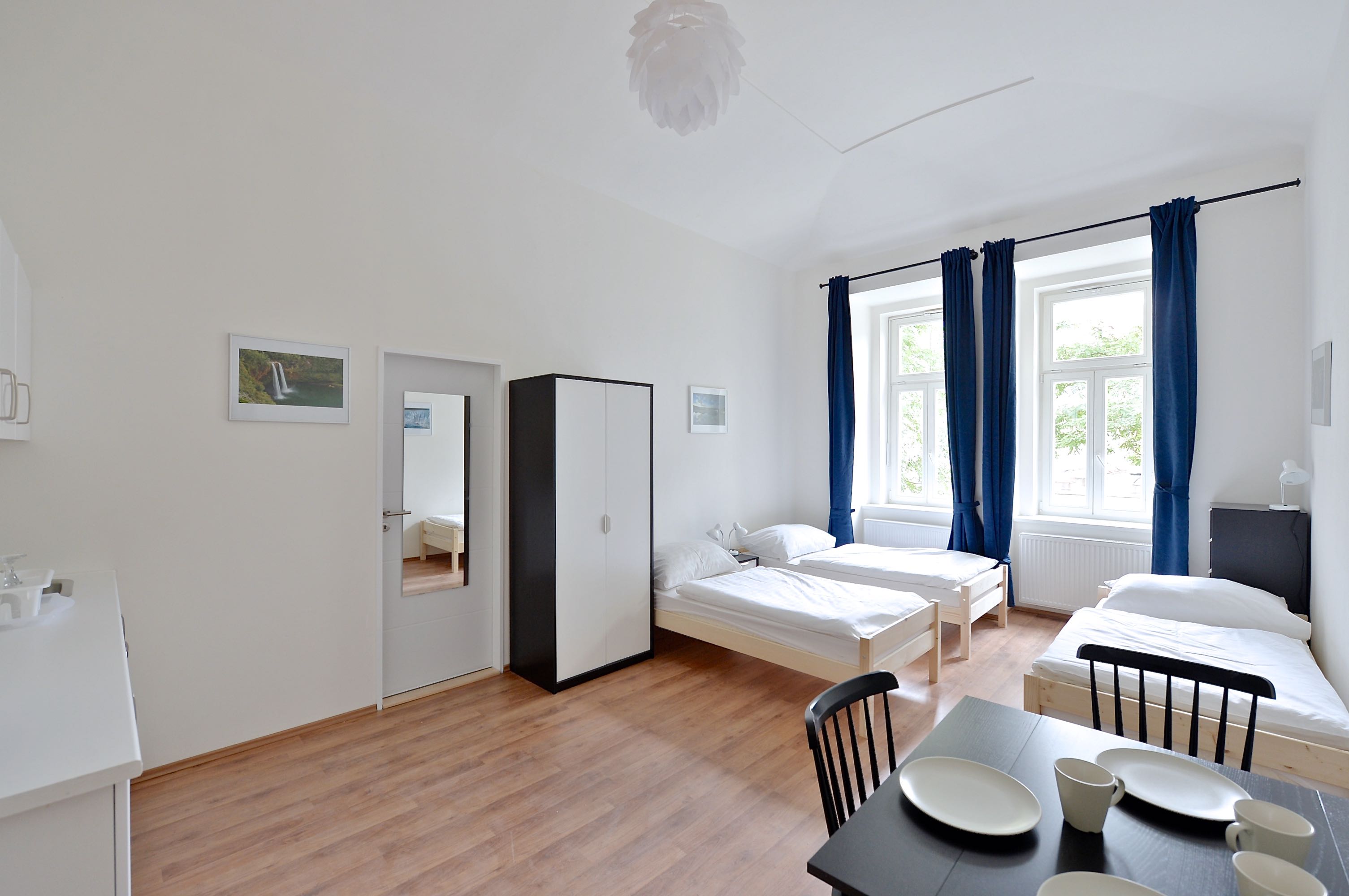 6) flexible beds single- twin/kitchenette/bathroom