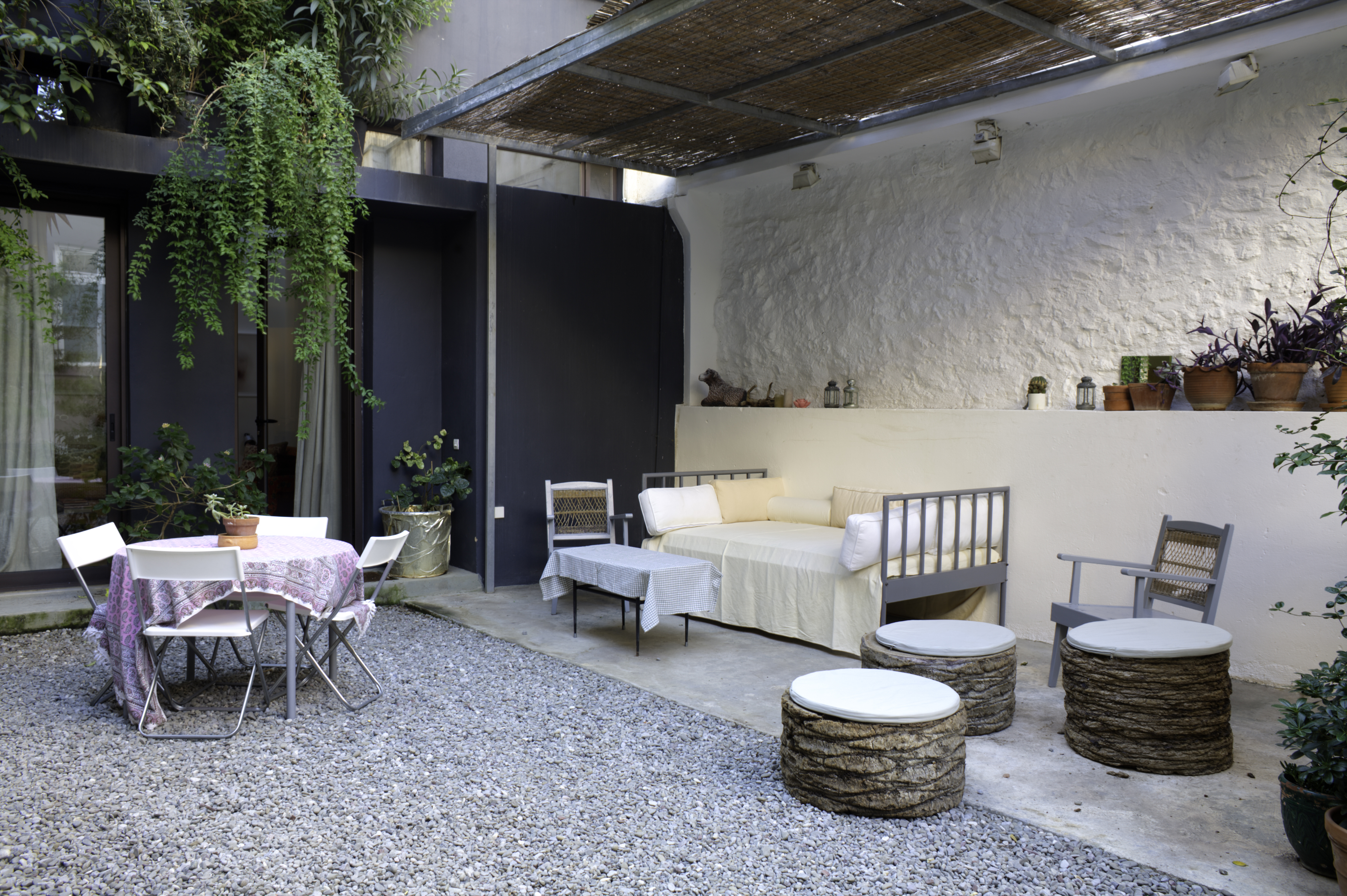 Contemporary Gallery garden house in ΑΓΙΟΣ ΚΩΝΣΤΑΝΤΙΝΟΣ-ΠΛΑΤΕΙΑ ΒΑΘΗΣ, Athens