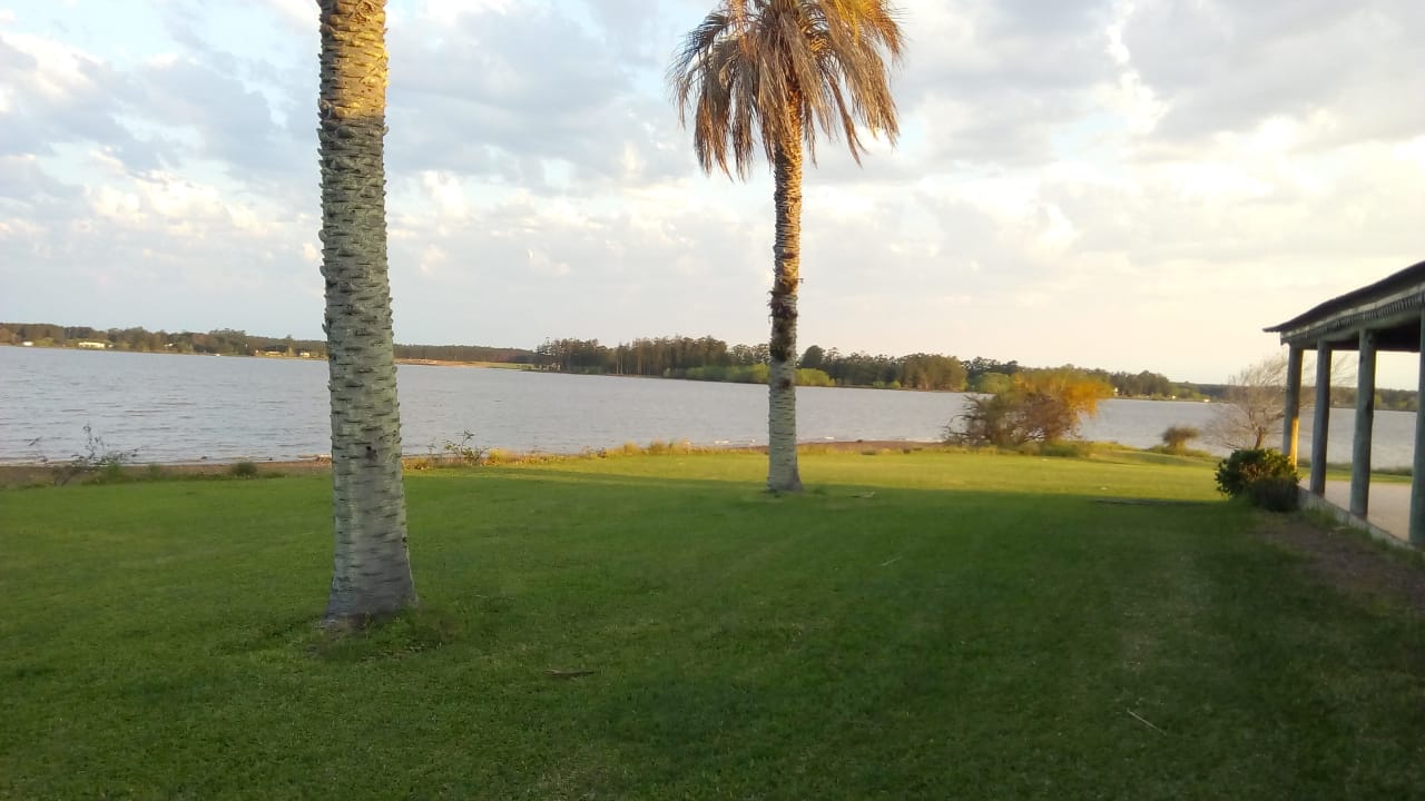 Casa de campo sobre el lago, pileta, playa privada