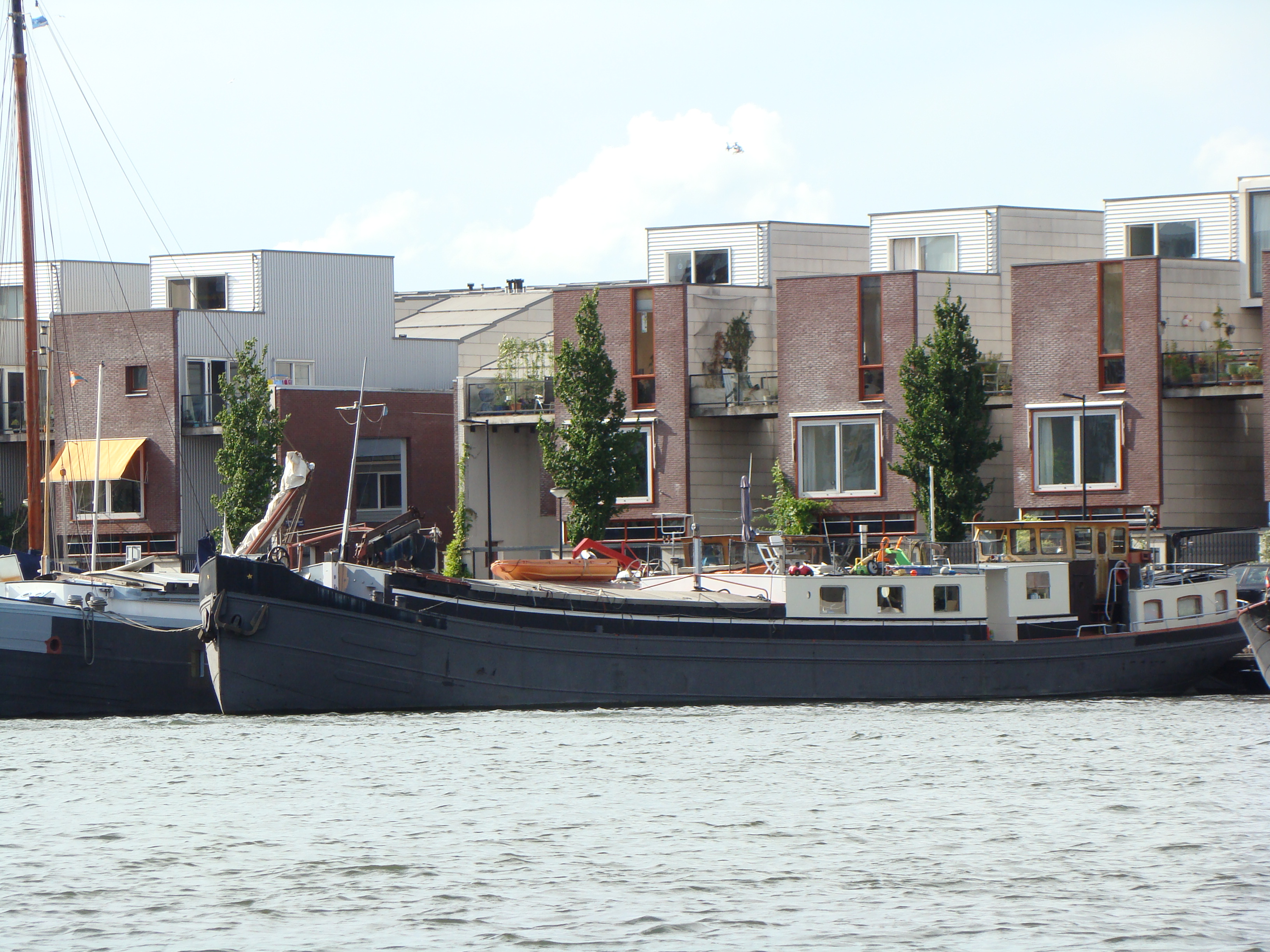 Big houseboat on prime location, terrace and bikes — Amsterdam stay