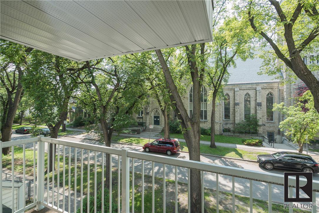Private room in Osborne village condo with balcony Condominiums for