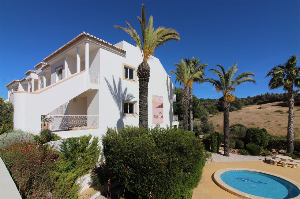 Bright lovely flat, terrace, pool beach & village