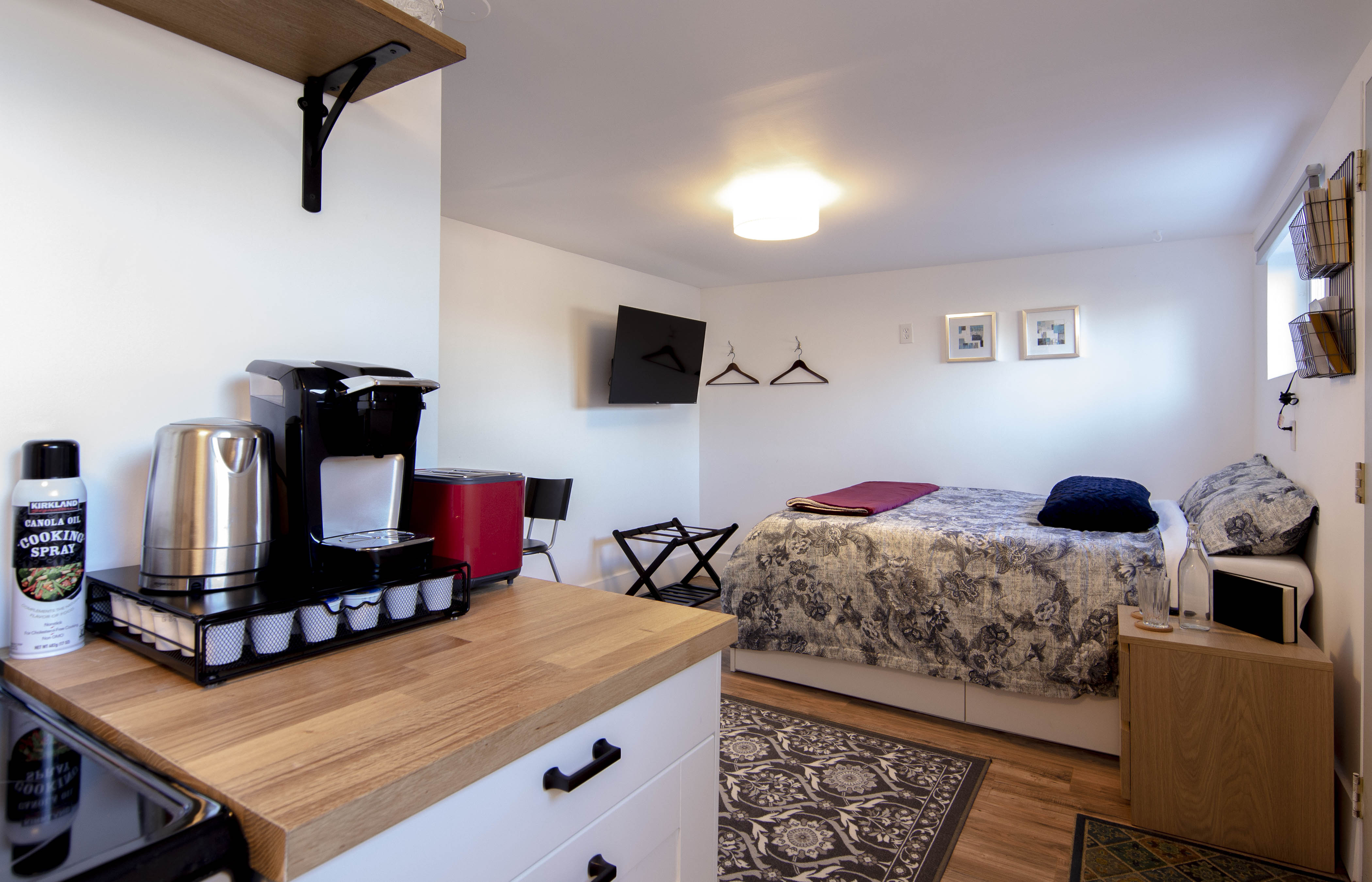 Cute Studio and Breakfast with Yard and Nearby Bus