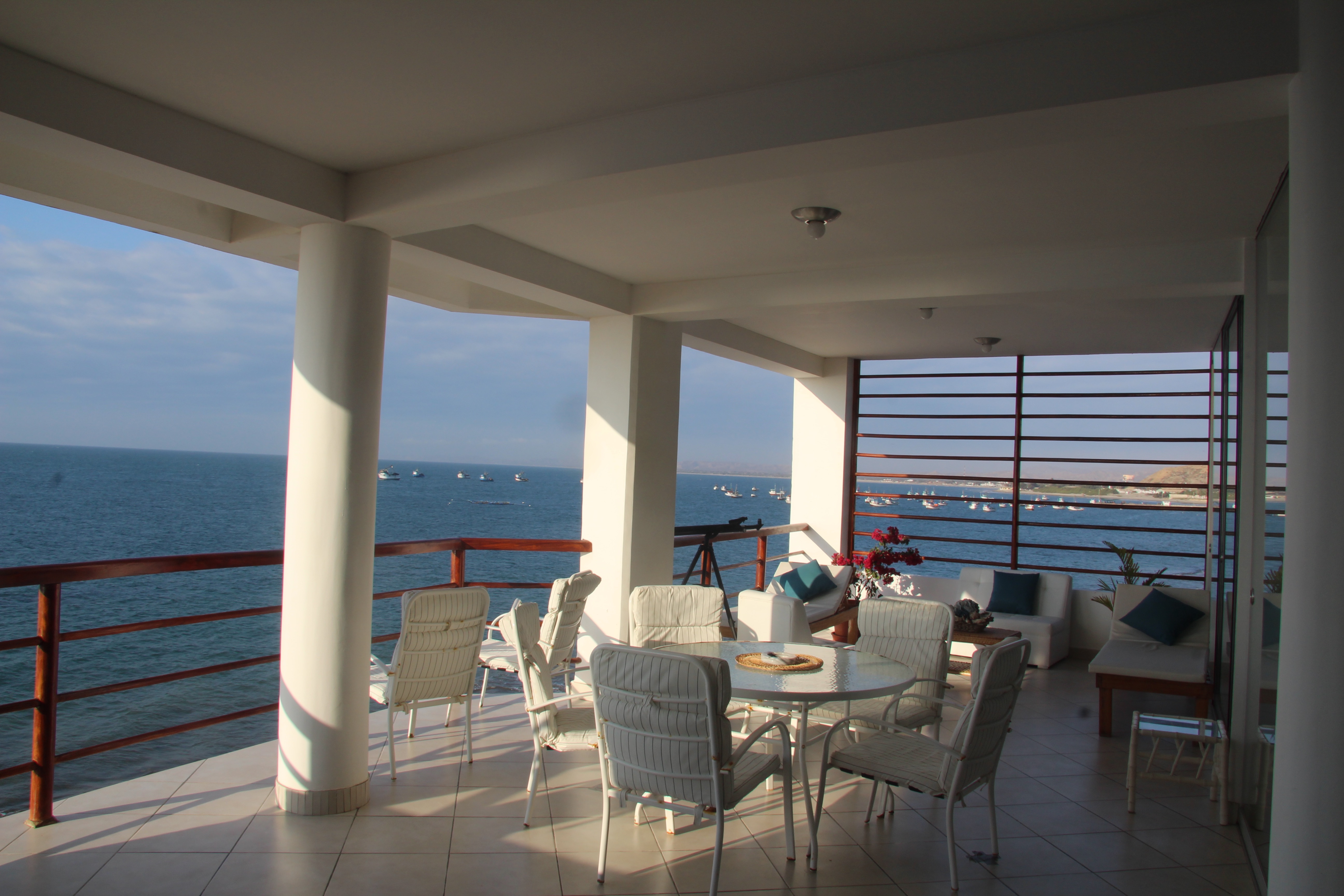 Great Oceanfront Apartment in Las Pocitas, Mancora
