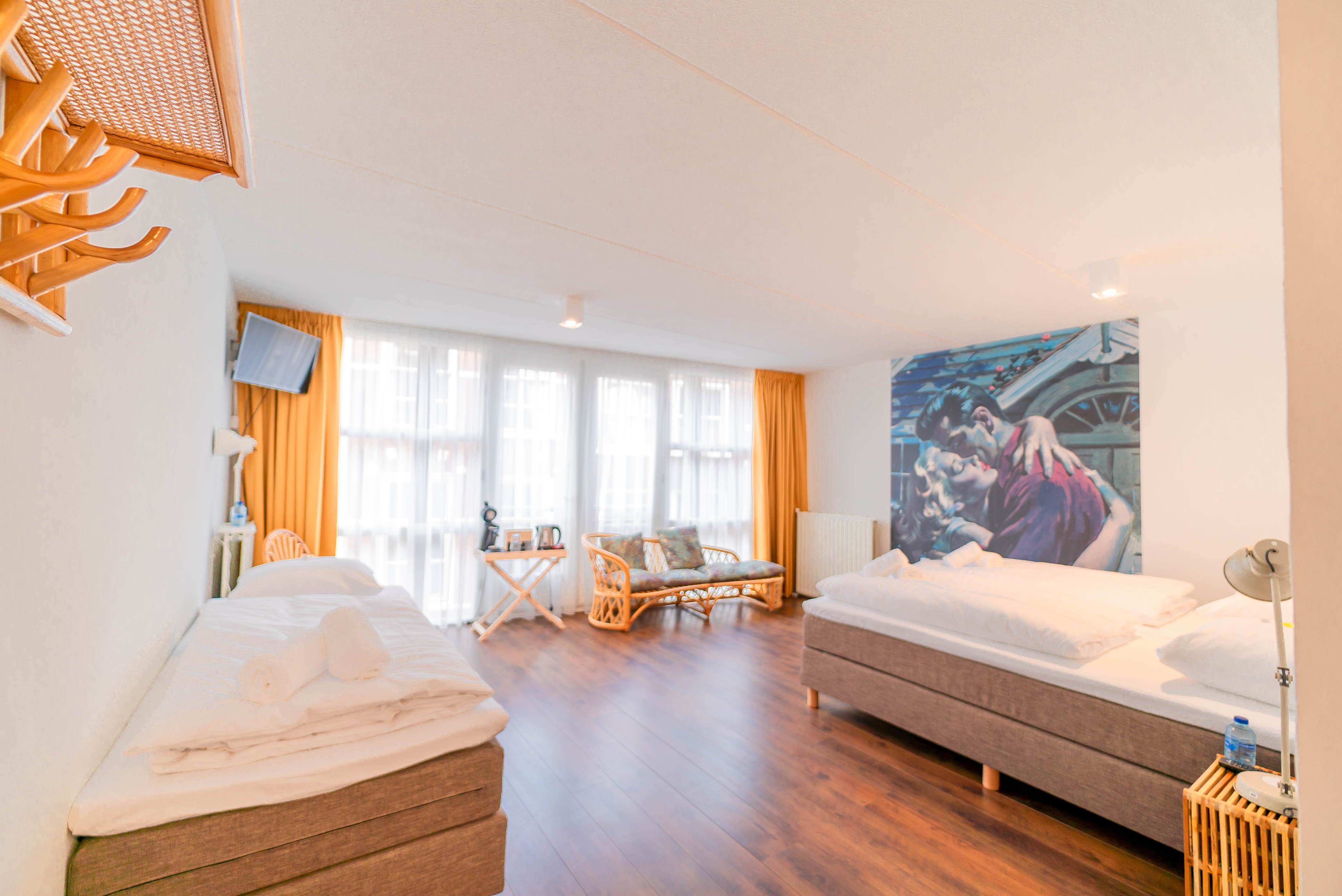 Relaxing room for 2 with shopping street view! — The Hague stay