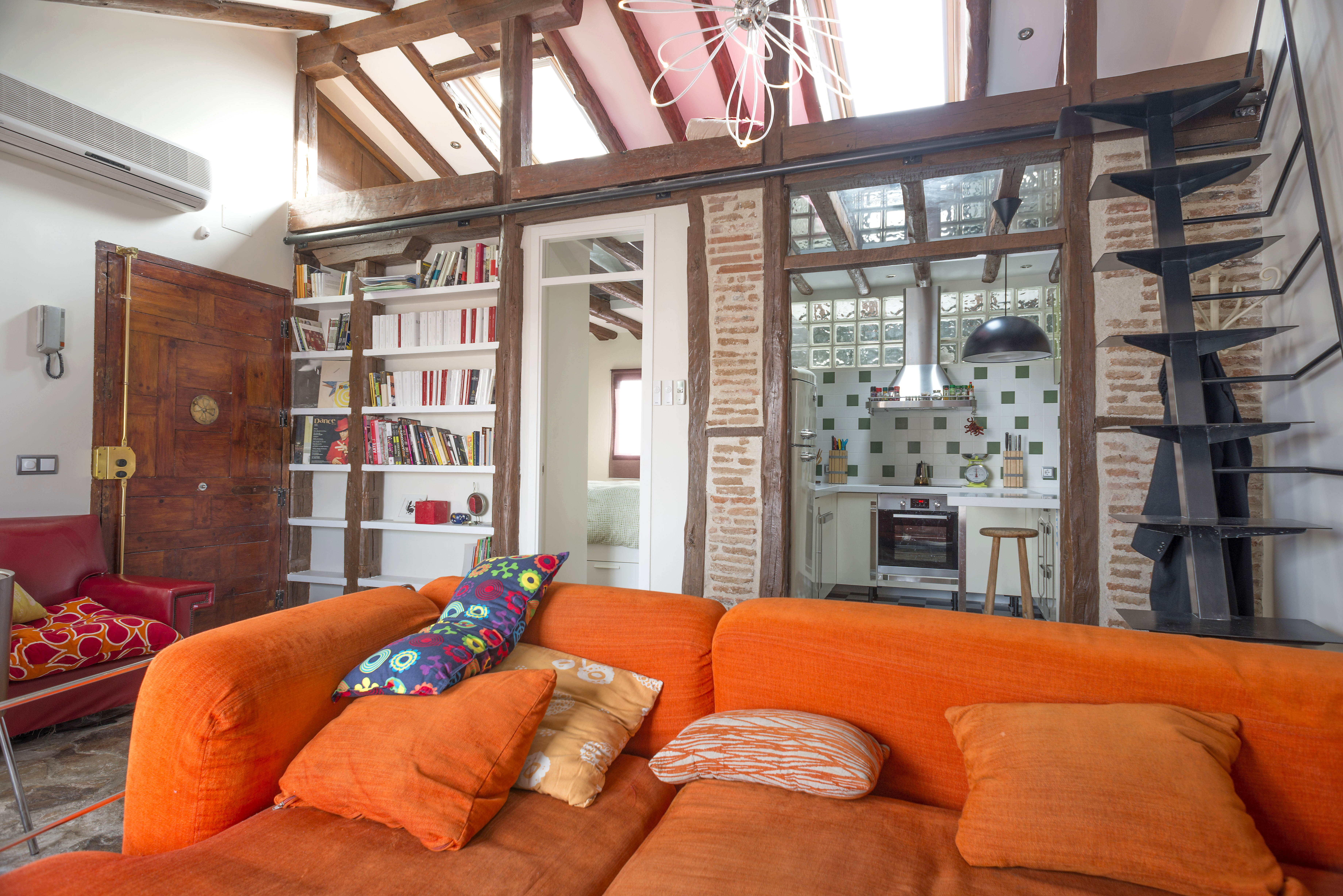 Cozy attic with intimate rooftop terrace+ elevator in Embajadores, Madrid