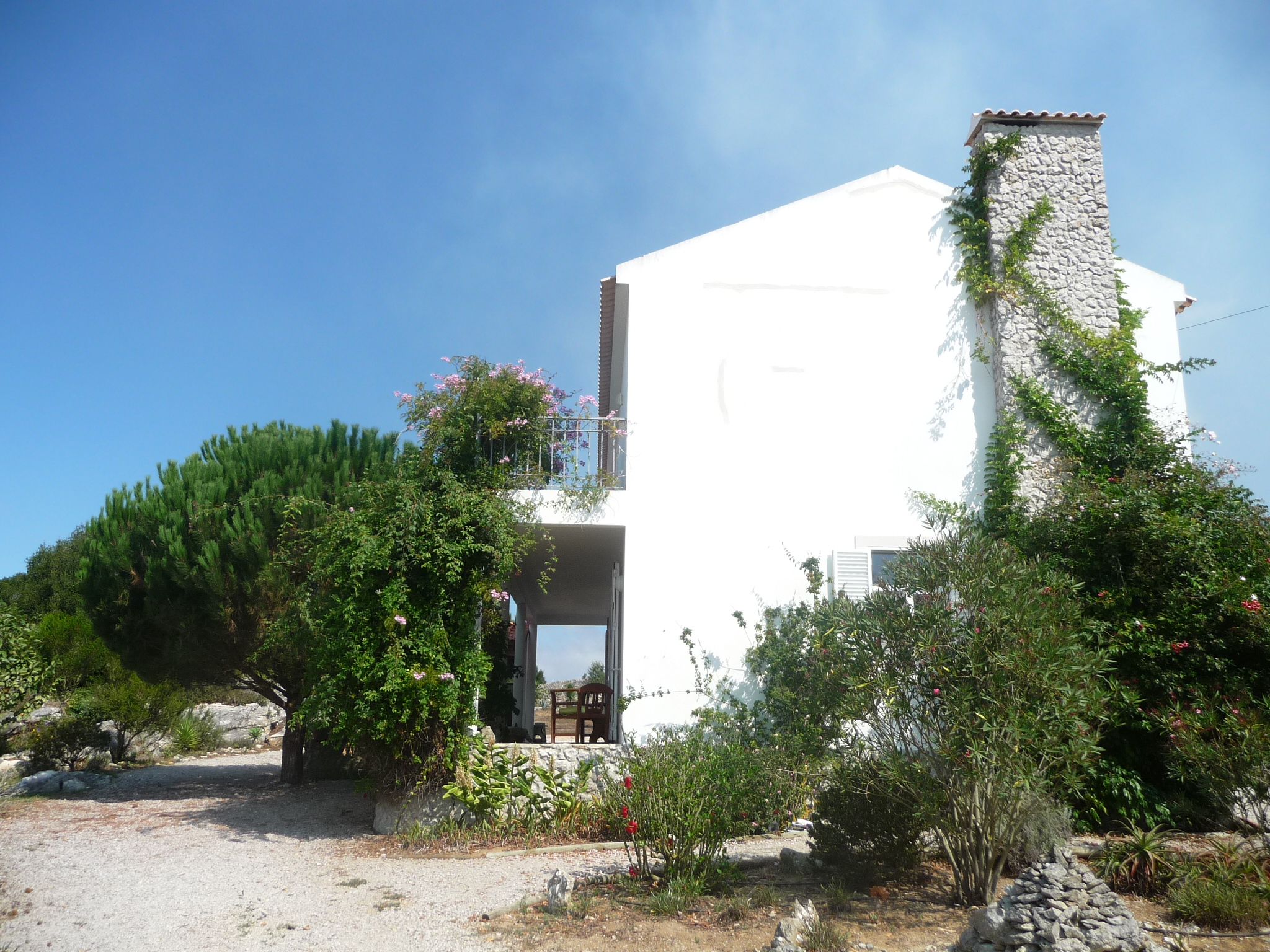 House near the Atlantic Ocean in So Bartolomeu dos Galegos e Moledo, Lisbon