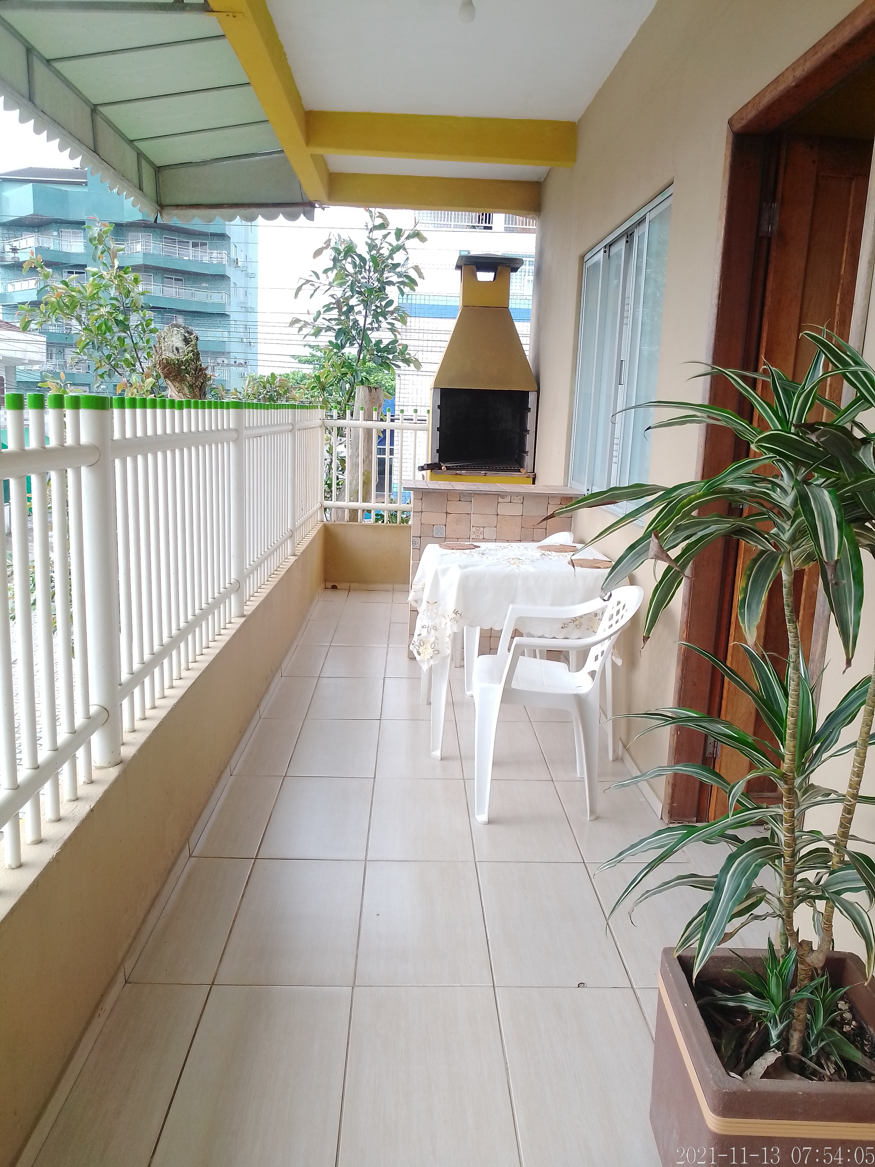 Apartment 100 meters  from Enseada SC beach.