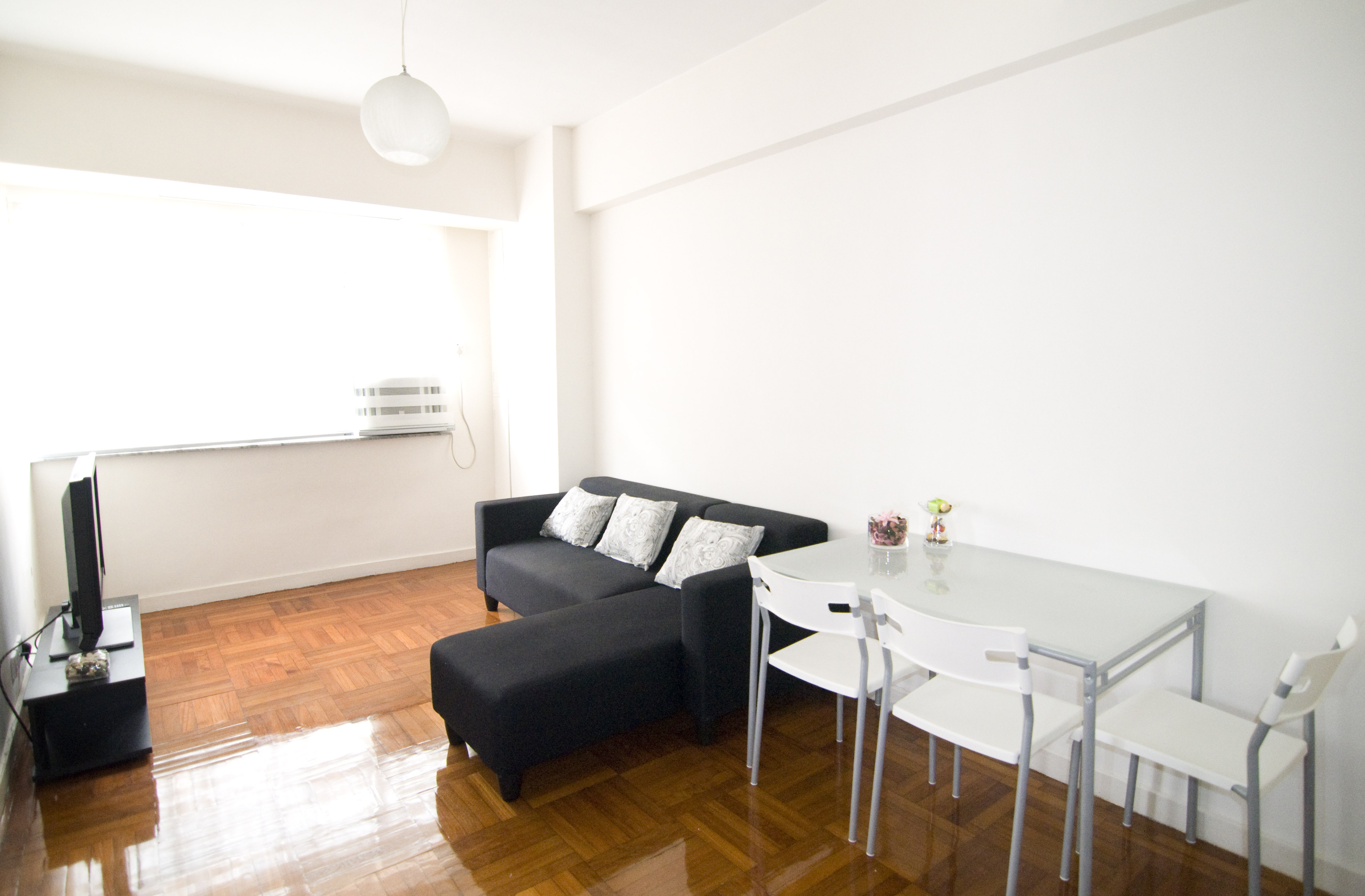 Two Bedrooms Apartmt @ W. Mid-Level 西區2房單位 *近 MTR in Central & Western, Hong Kong