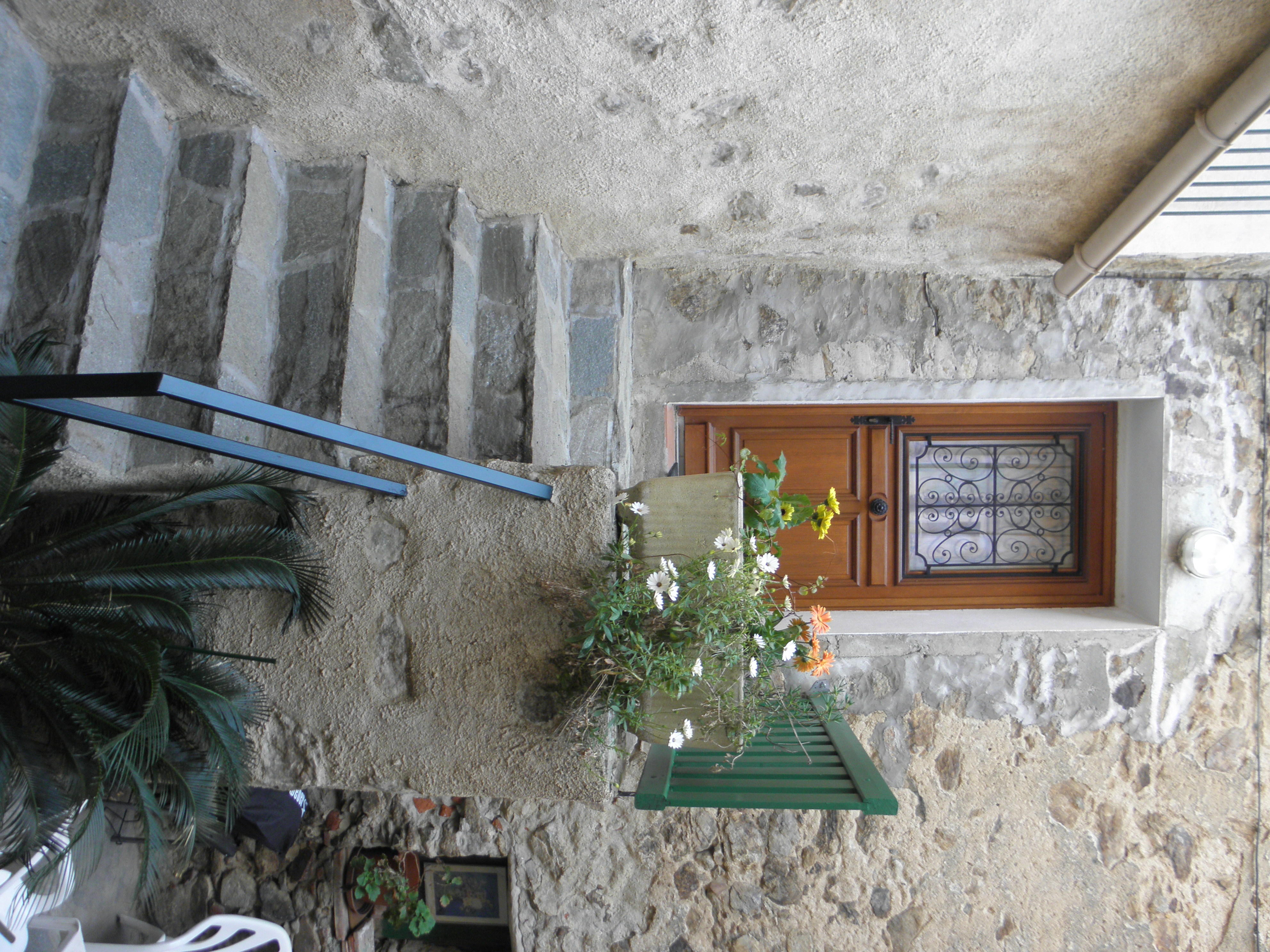 rental between sea and mountain