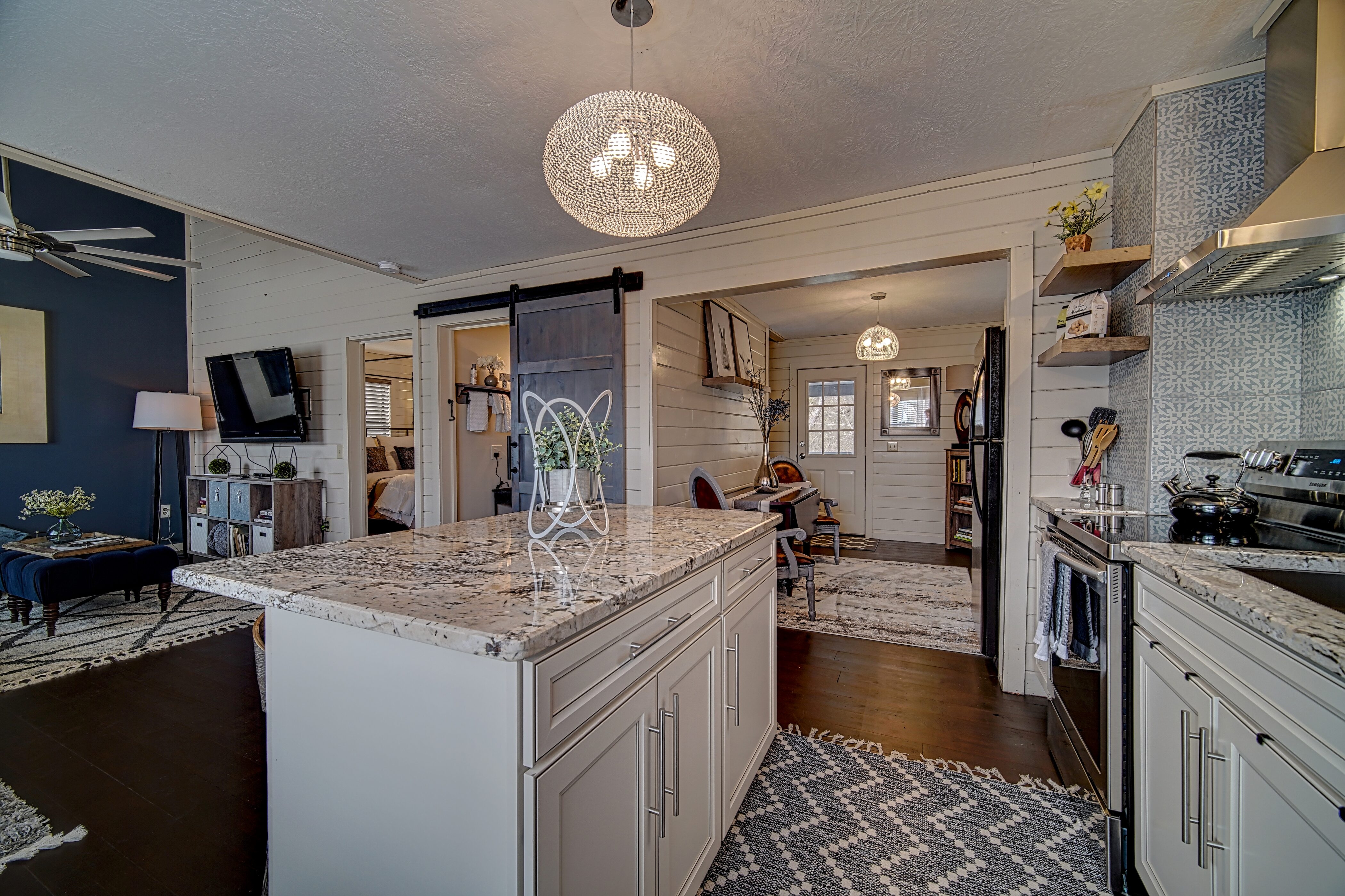 In-Town Creekside Luxury Cottage, The Nook