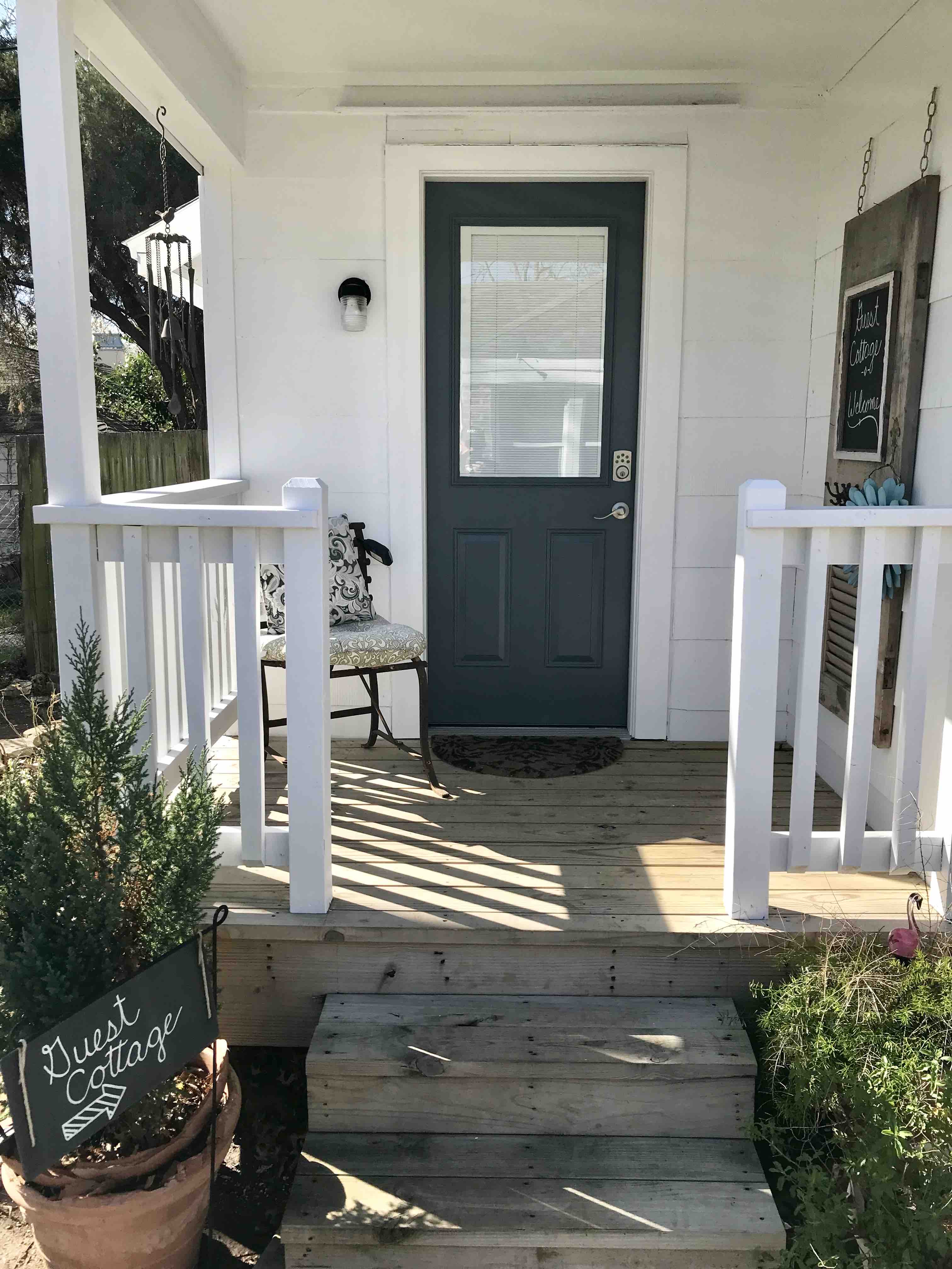 Arlington Heights Guest House Cottage in District 7, Fort Worth