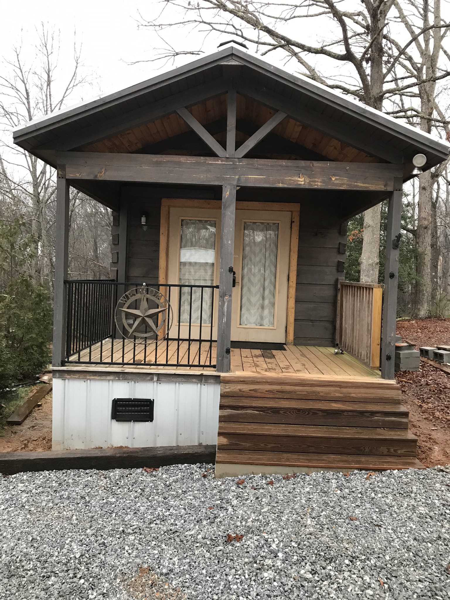 Reader’s Retreat 10 min from Greenville downtown! Tiny houses for
