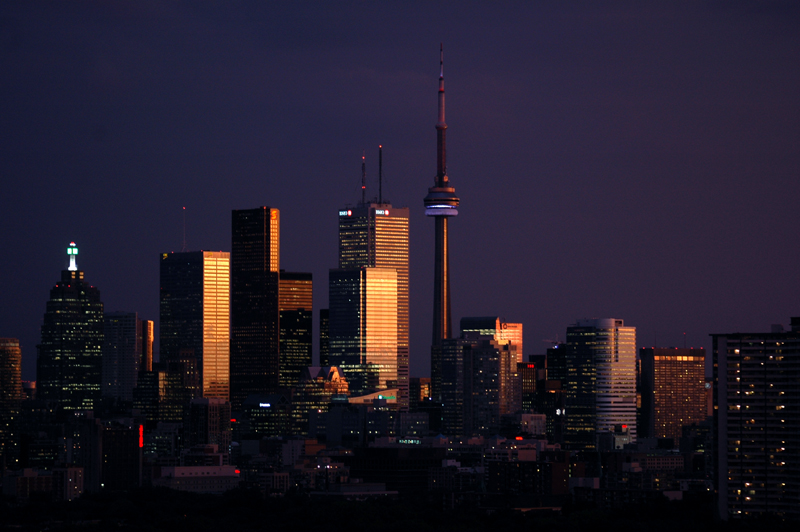 Great Danforth apt - parking & view in Playter Estates-Danforth, Toronto