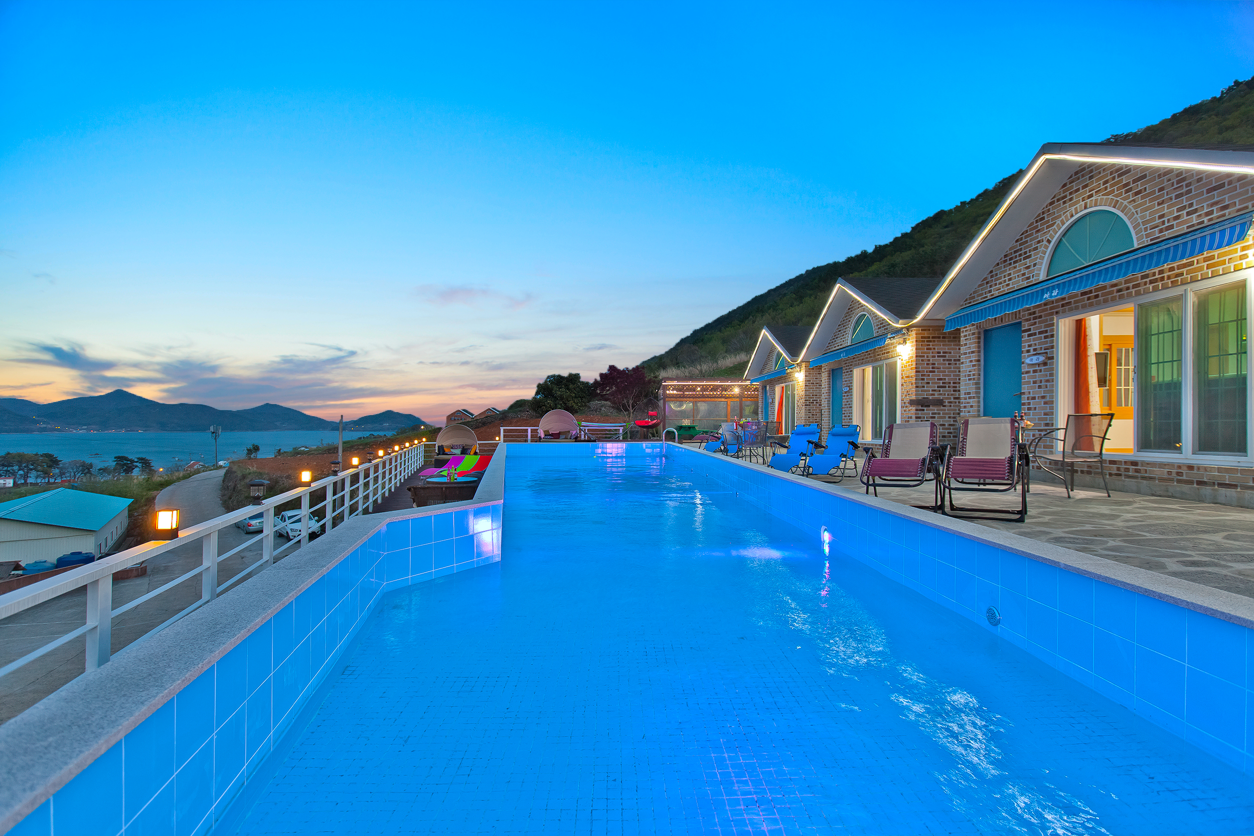 It will be a space for a pleasant and comfortable rest at Namhae Hanwuri Pension (flooring room). Family, Couple Pension