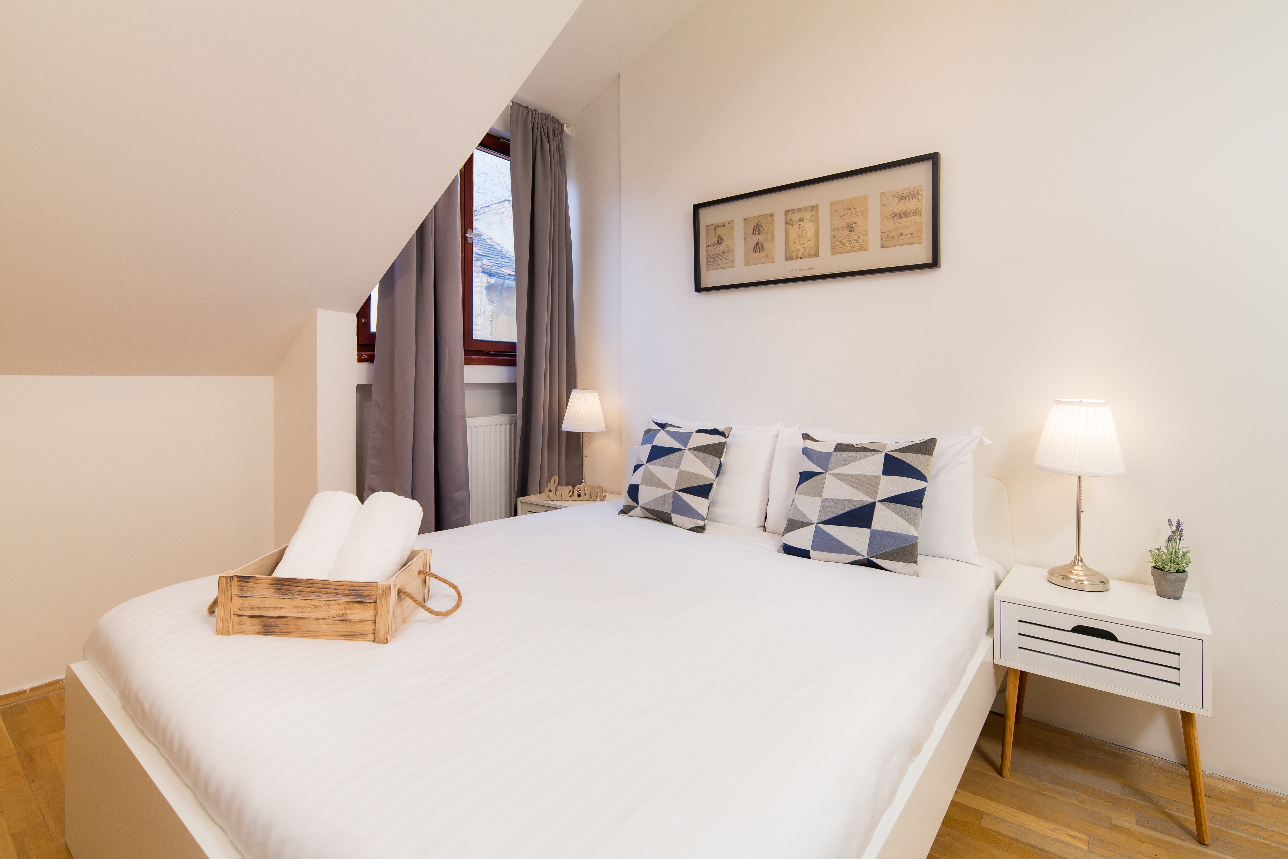 Quaint Modern ROOM w Private Bathroom in Center