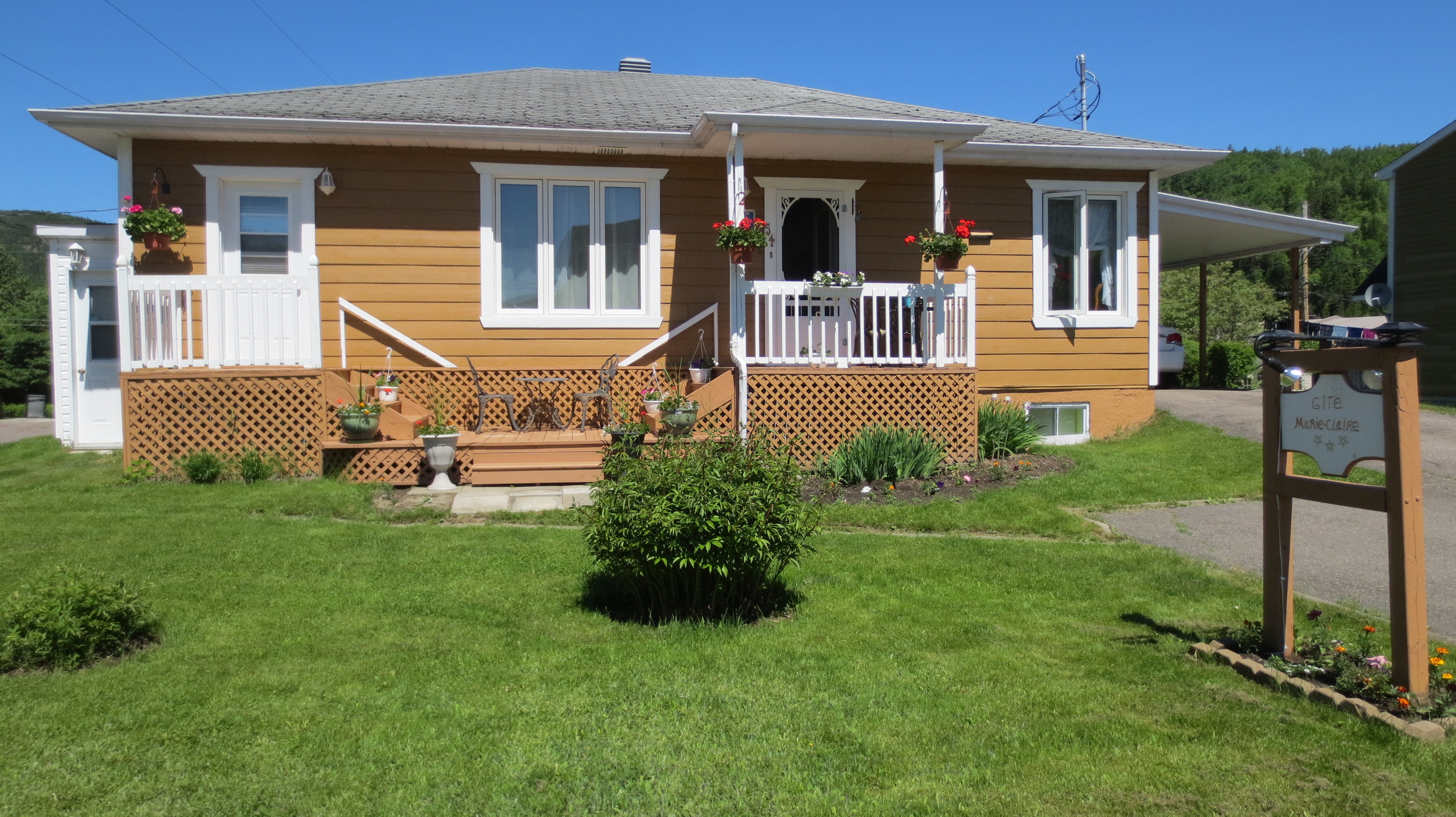 Gite MarieClaire on the way to the Fjord. Bed and breakfasts for