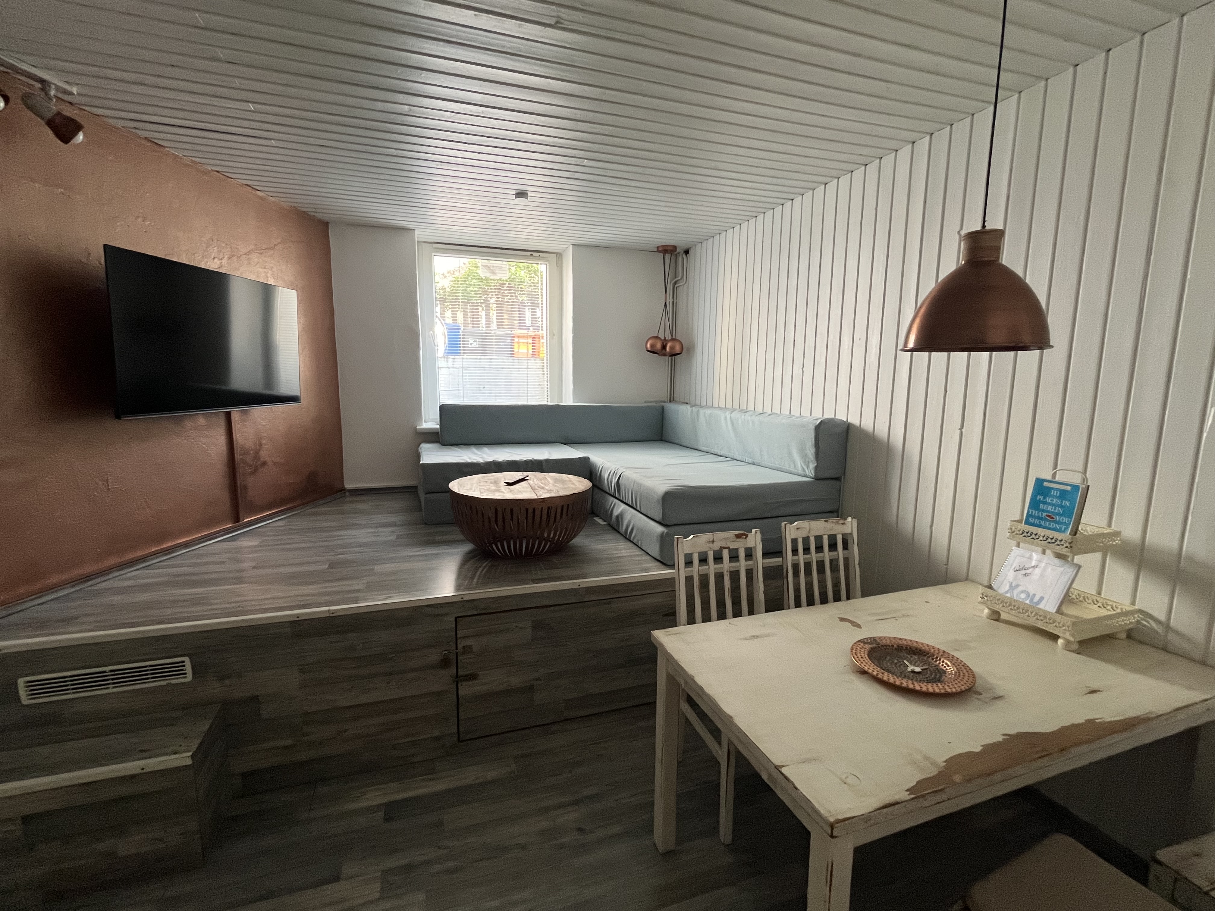 *NEW* Quiet city oasis in central trendy district