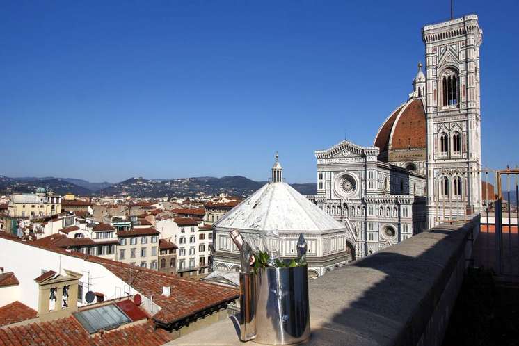 Luxury Apartment front Duomo Terrace View Ac Wifi in Centro Storico, Florence