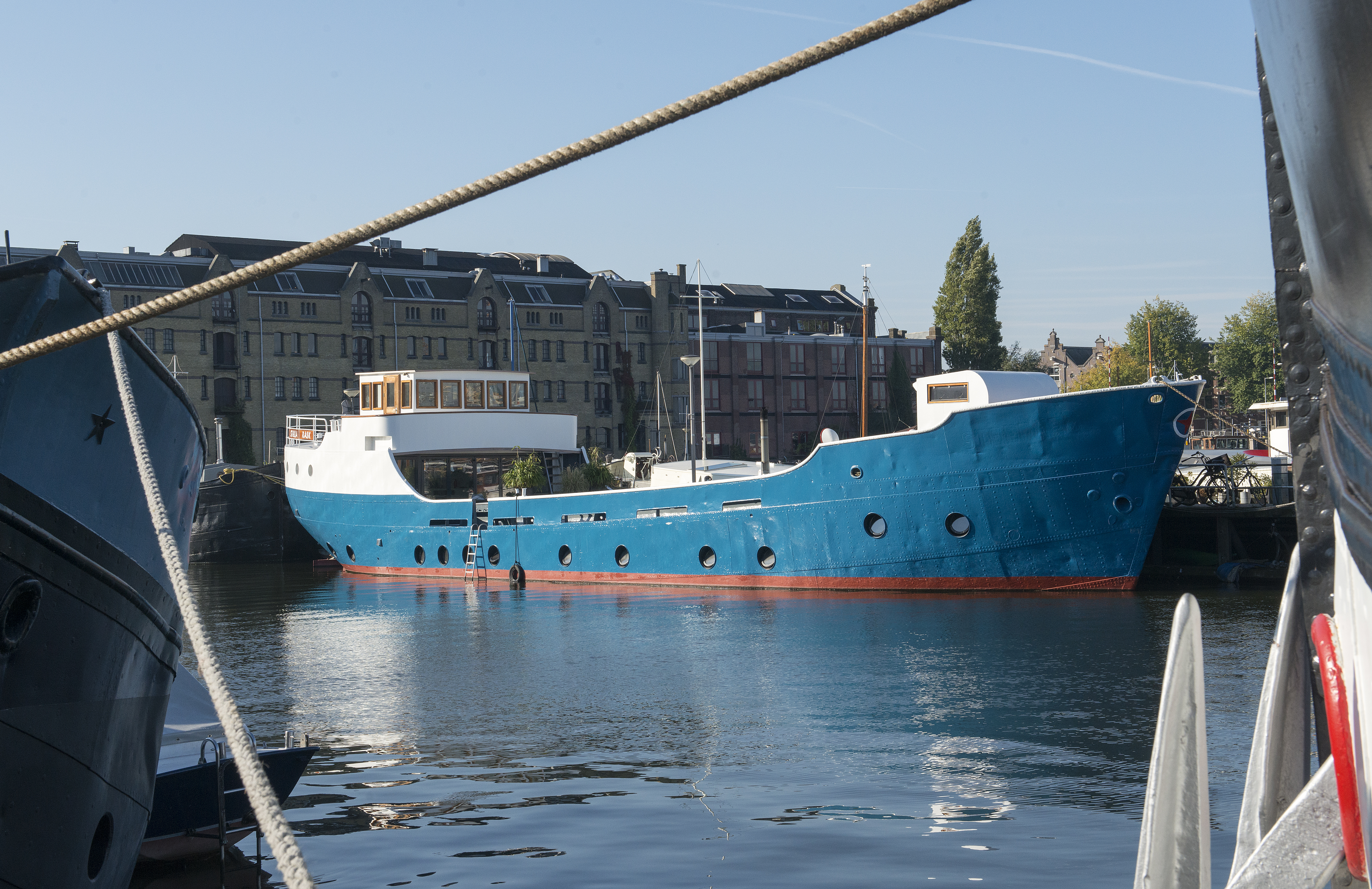 Private studio on lovely houseboat, great location โ Amsterdam stay