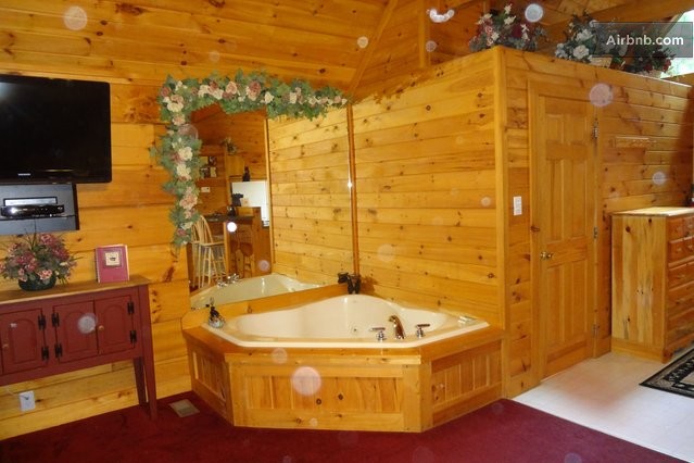 Cozy Romantic Log Cabin w/Jacuzzi in Gatlinburg