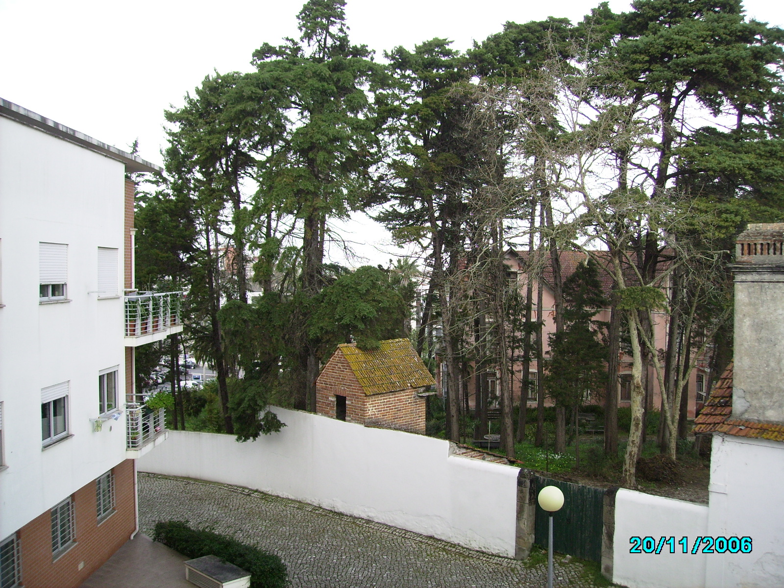 apart. in the city close castle and river