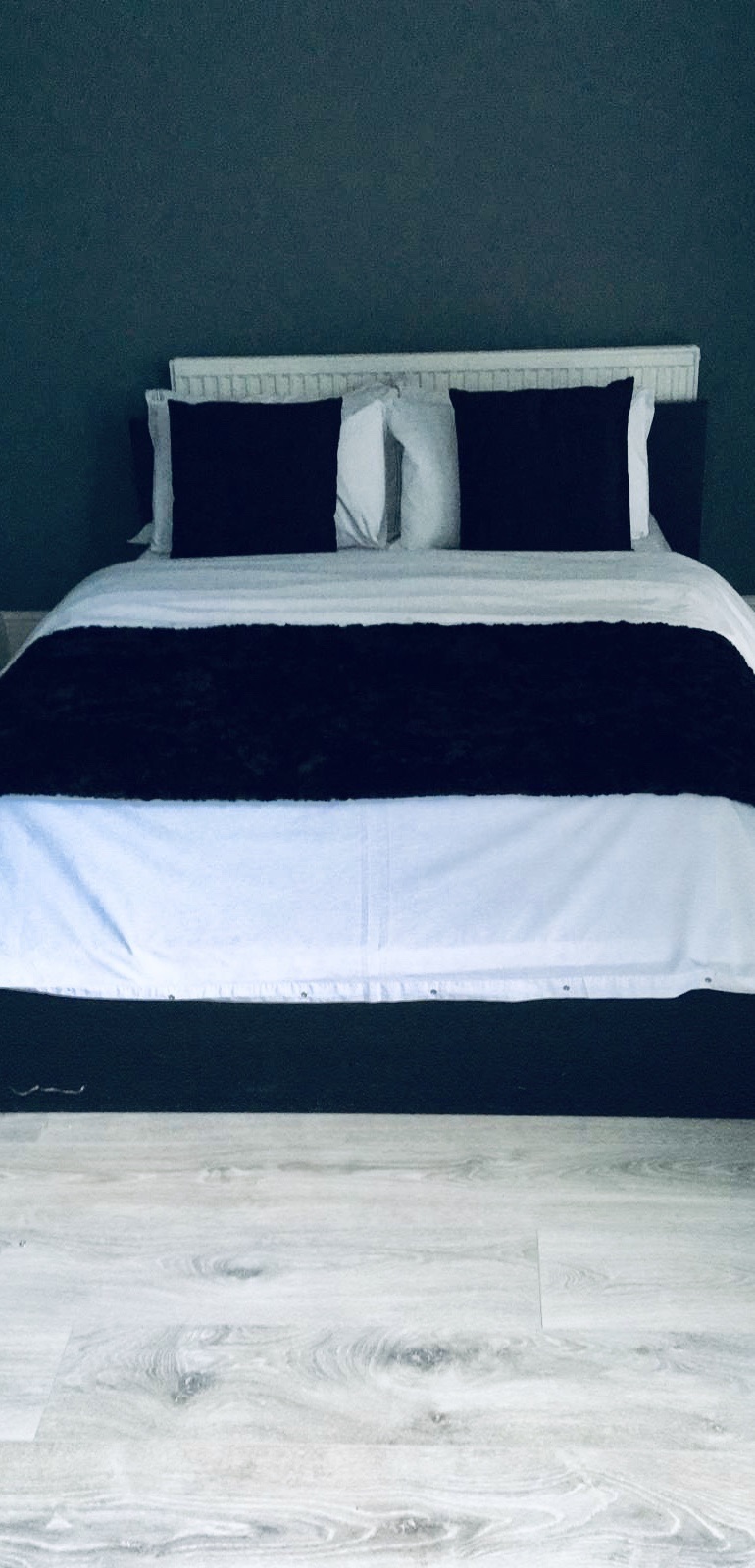 Bedroom with en suite shower. Room 3