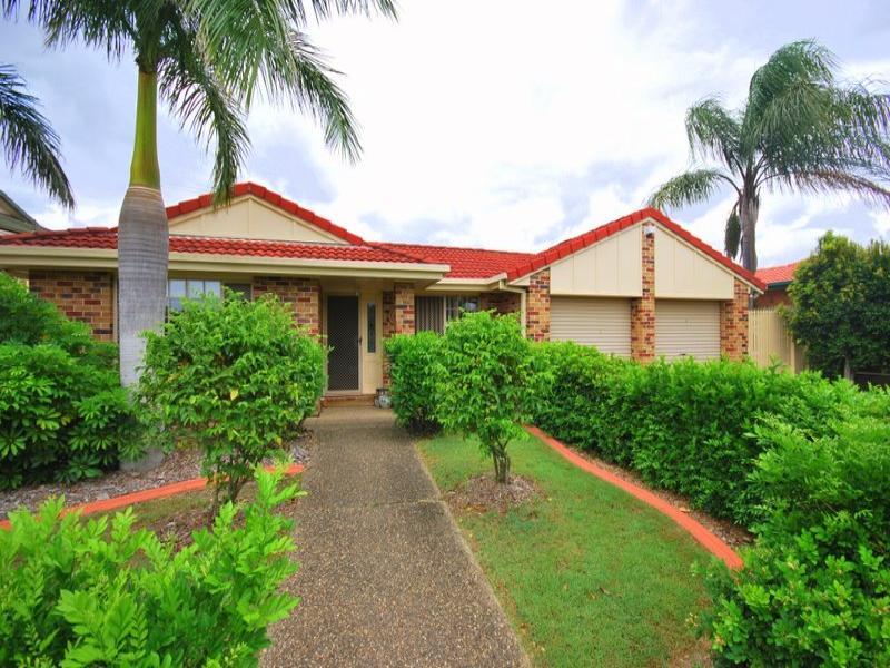 Self contained . Bedroom, lounge &kitchenette in Wishart, Brisbane