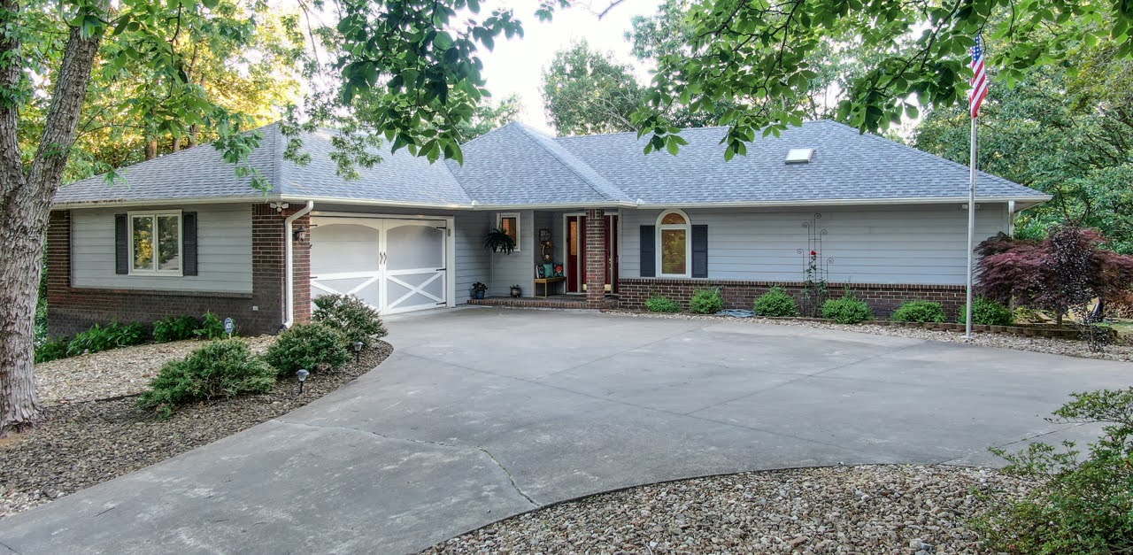 Lakefront Home Serenity Cove on Lake Loch Lomond. Houses for Rent in