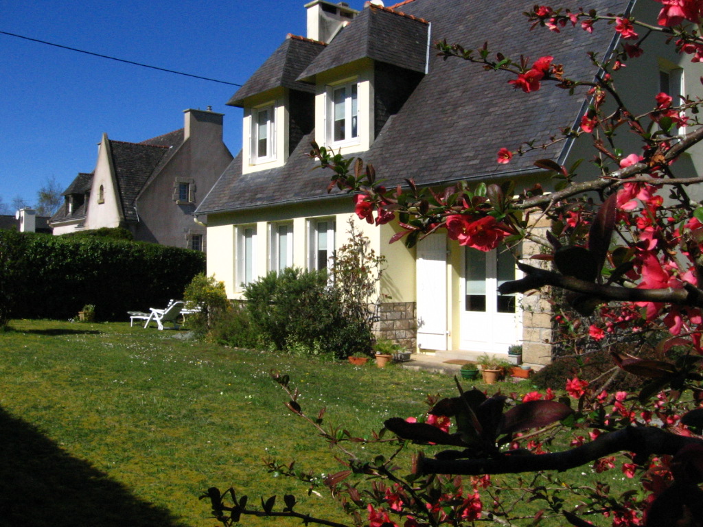 House with garden in a calm area 