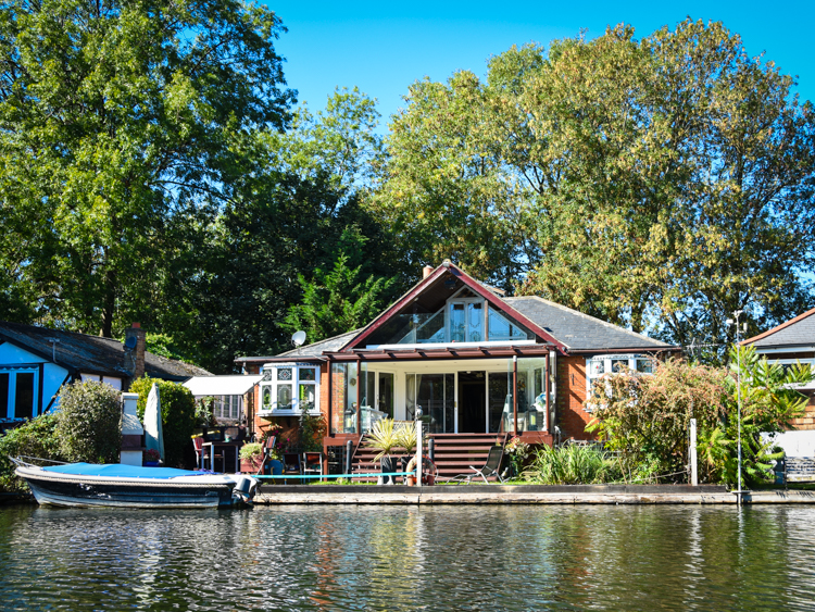 Private island in Sunbury on Thames Houses for Rent in Sunbury on