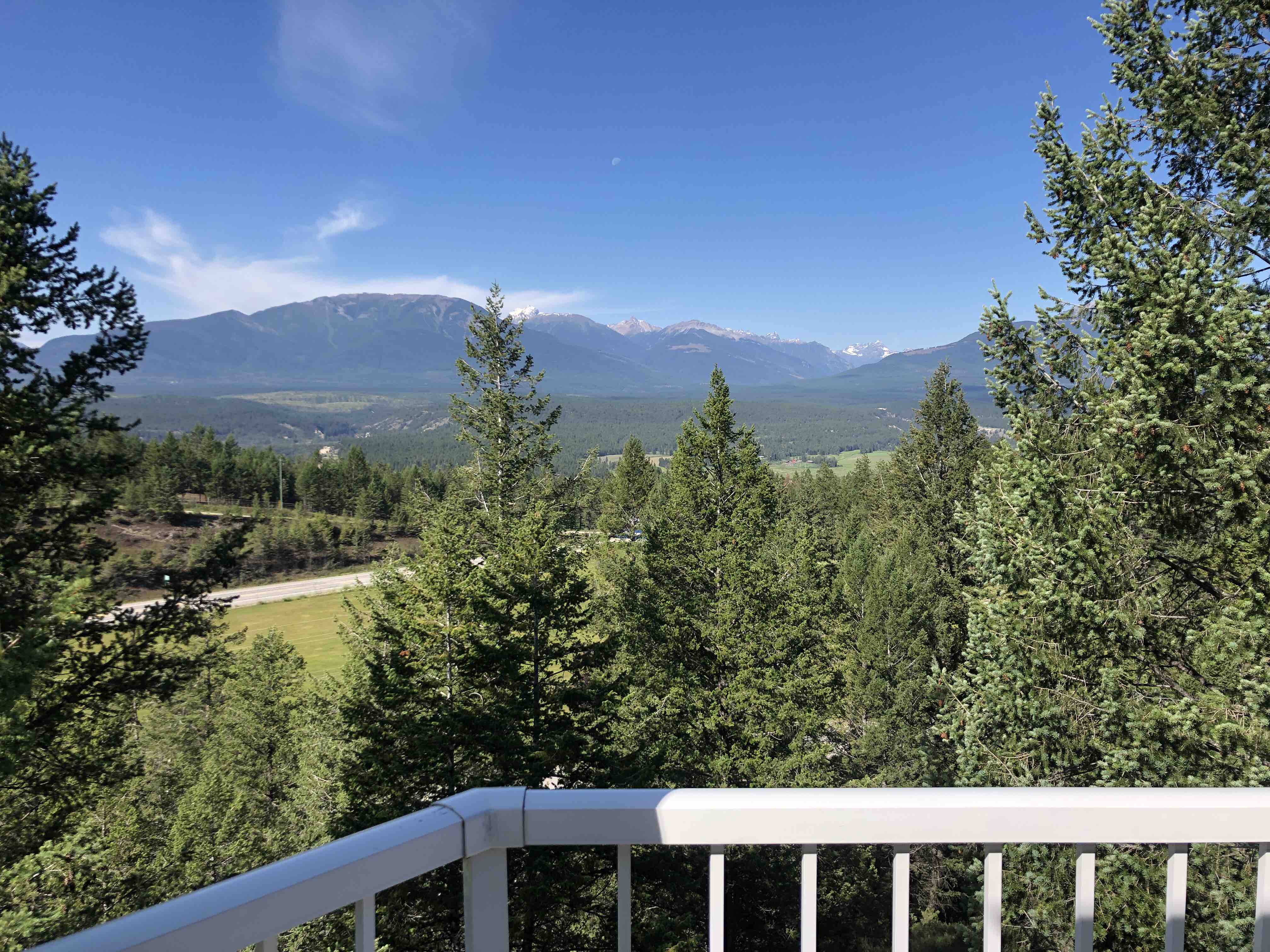 Privacy with amazing views of the mountains!