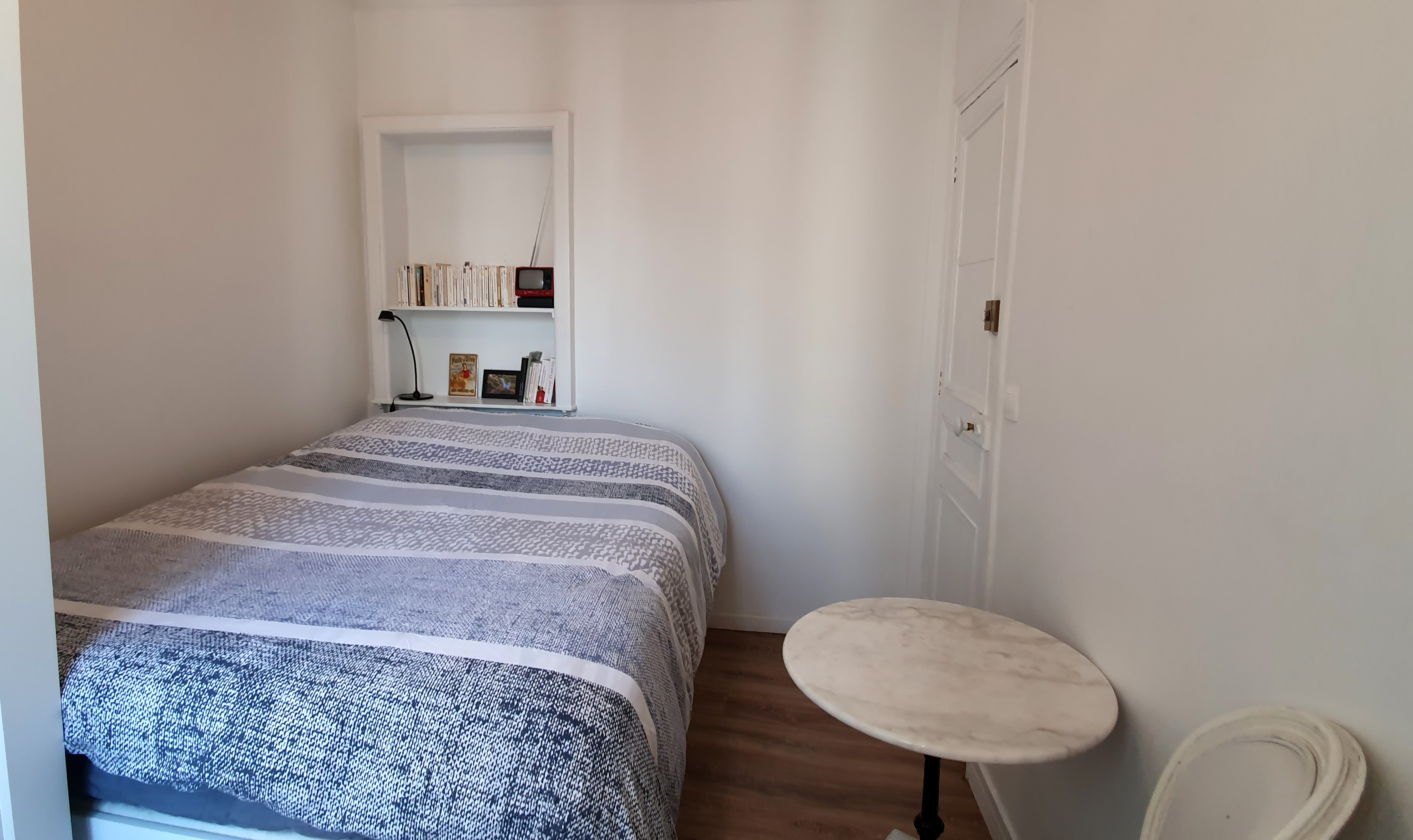 Single bedroom idally placed in Paris