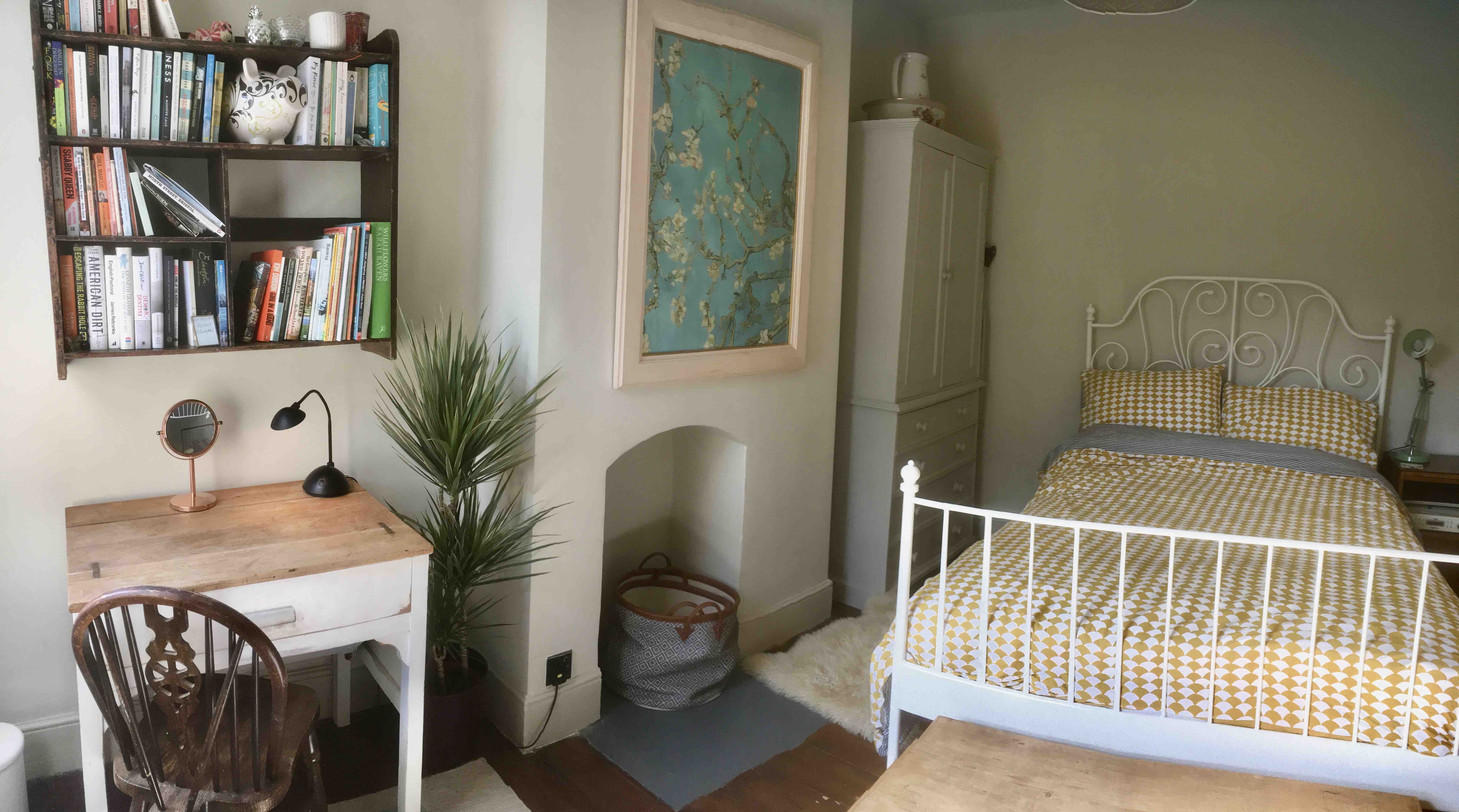 Bright, clean double room, central in vibrant area in Bedminster, Bristol
