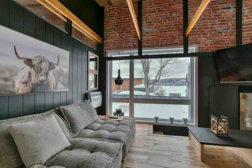 Beautiful cottage with hot-tub on Lake Connelly
