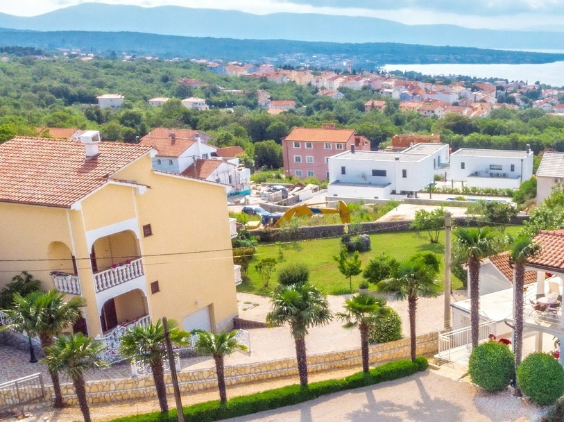 Villa with seperate apartment and big front yard