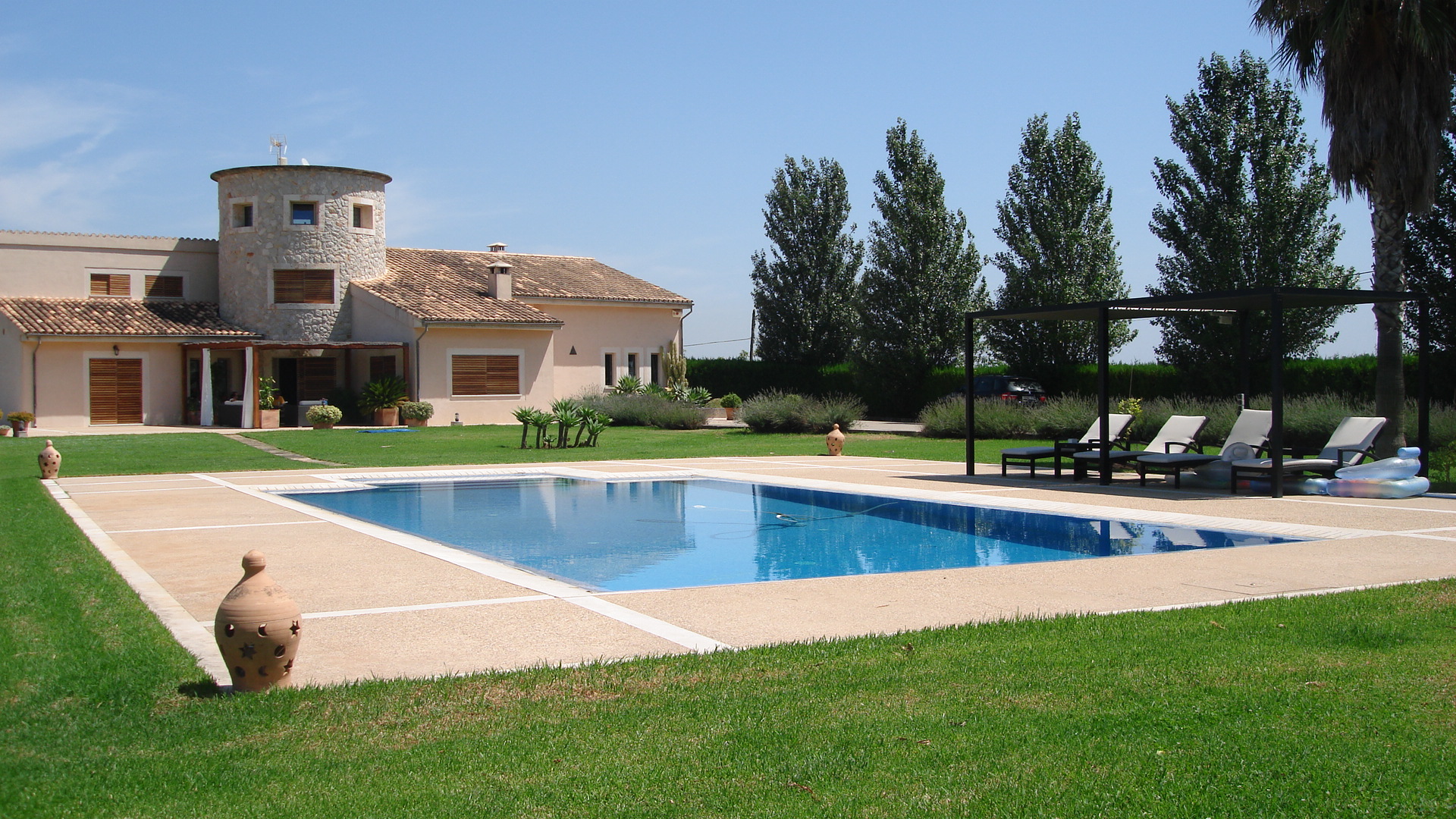 casa de campo con jardín y piscina Villas en alquiler en