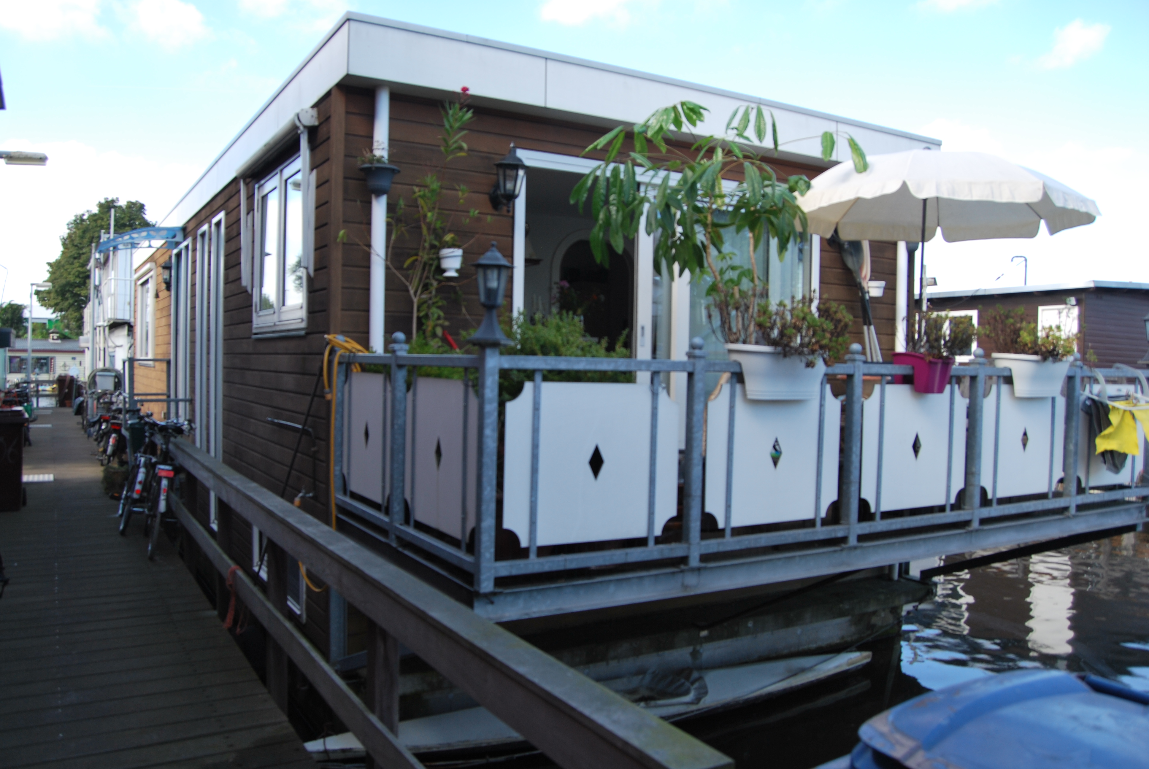 Always wanted to spend a night on a houseboat?! — Amsterdam stay