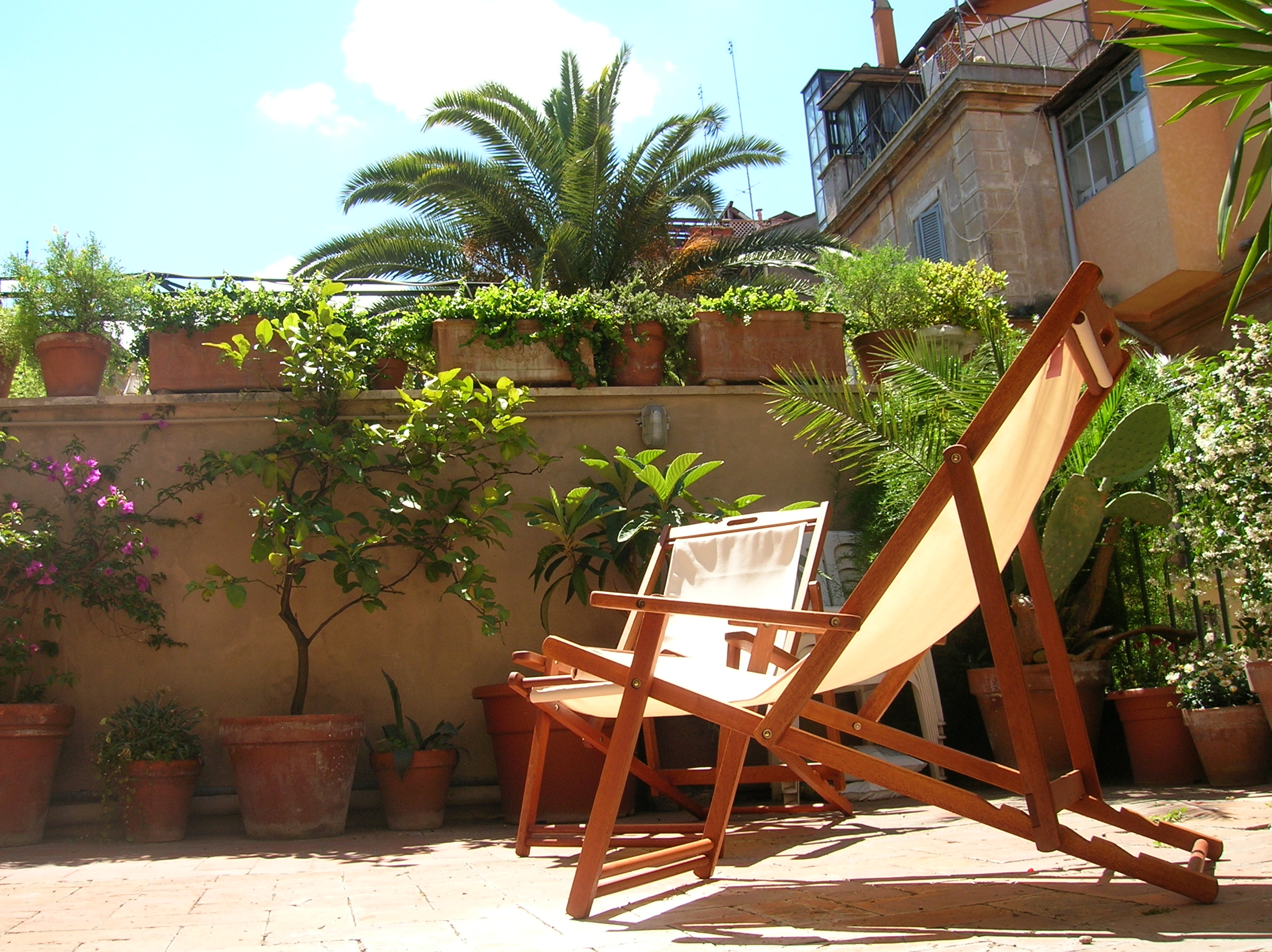 Quiet and cozy ... with a balcony ! in I Centro Storico, Rome