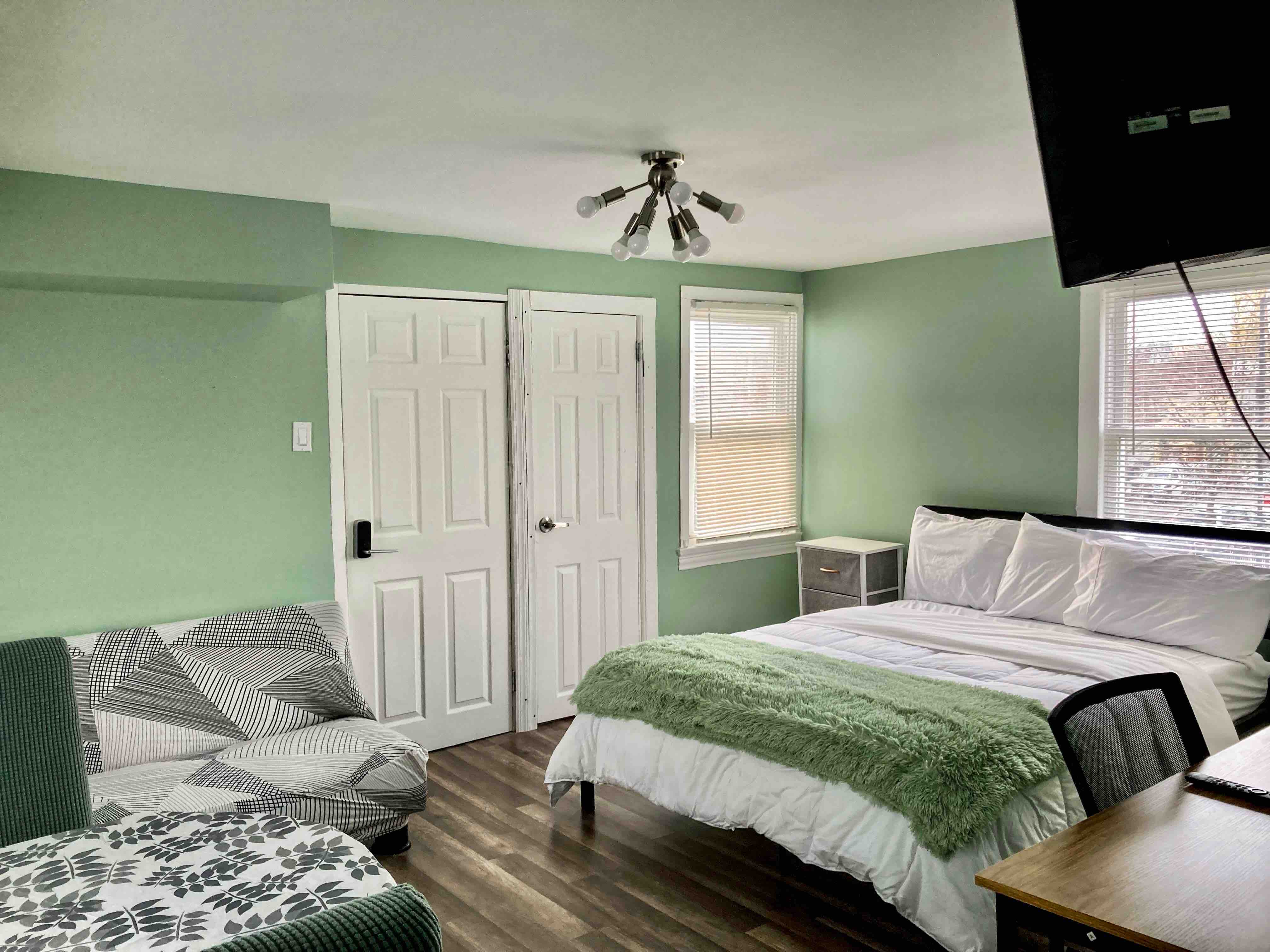 1bd- 40 min to NYC & 5 min to EWR! Laundry Incl.! in East, Newark