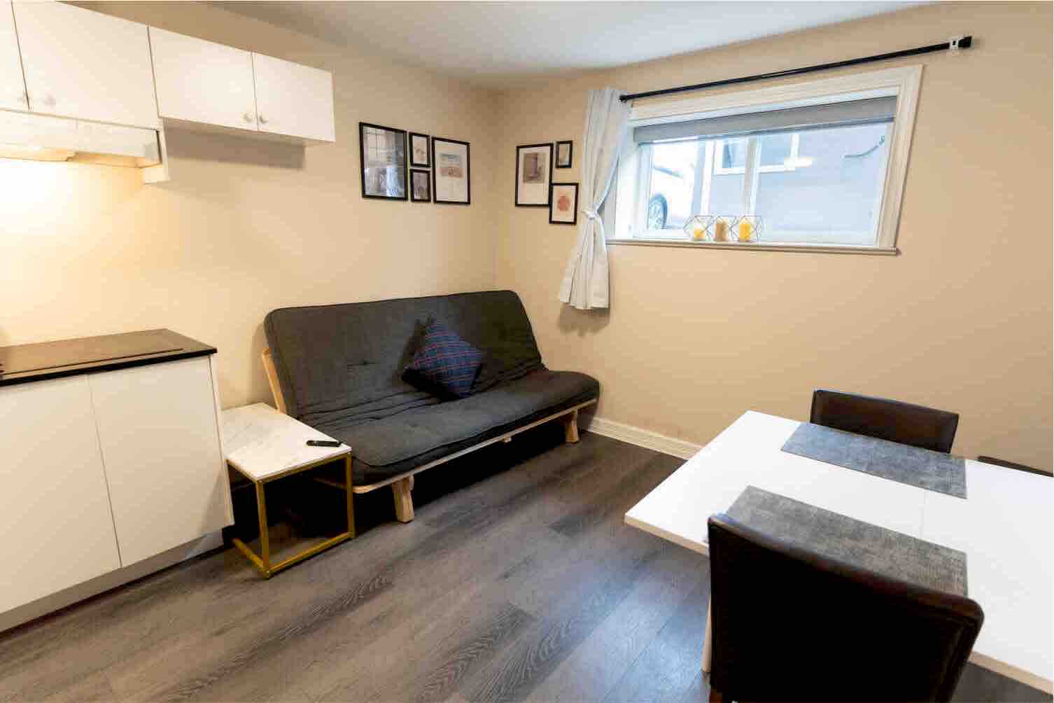 Cozy 1 BR Suite w/ Parking + AC, Near Airport